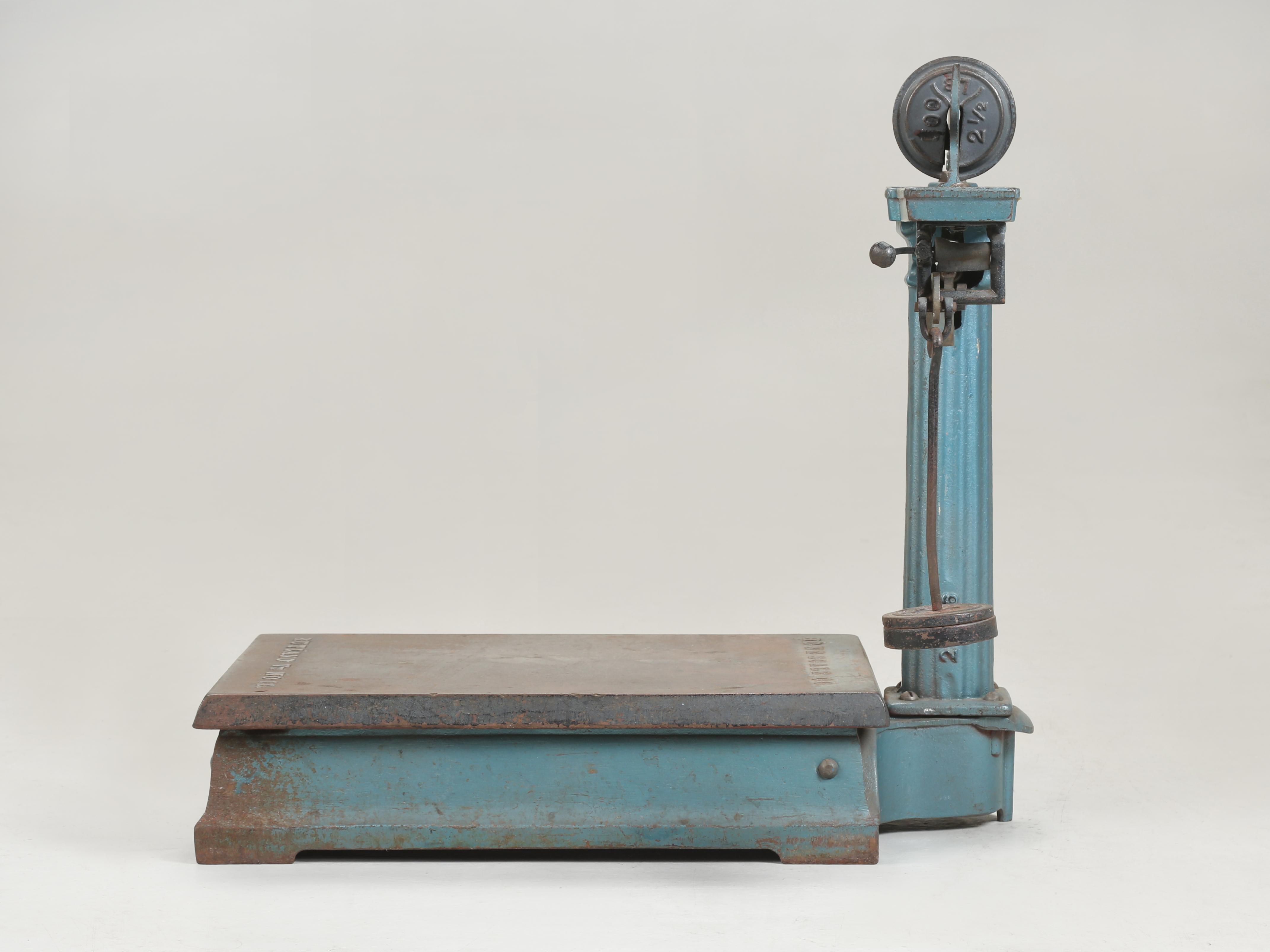 Americano La bilancia a vernice originale americana d'epoca è un ottimo oggetto decorativo per la cucina in vendita