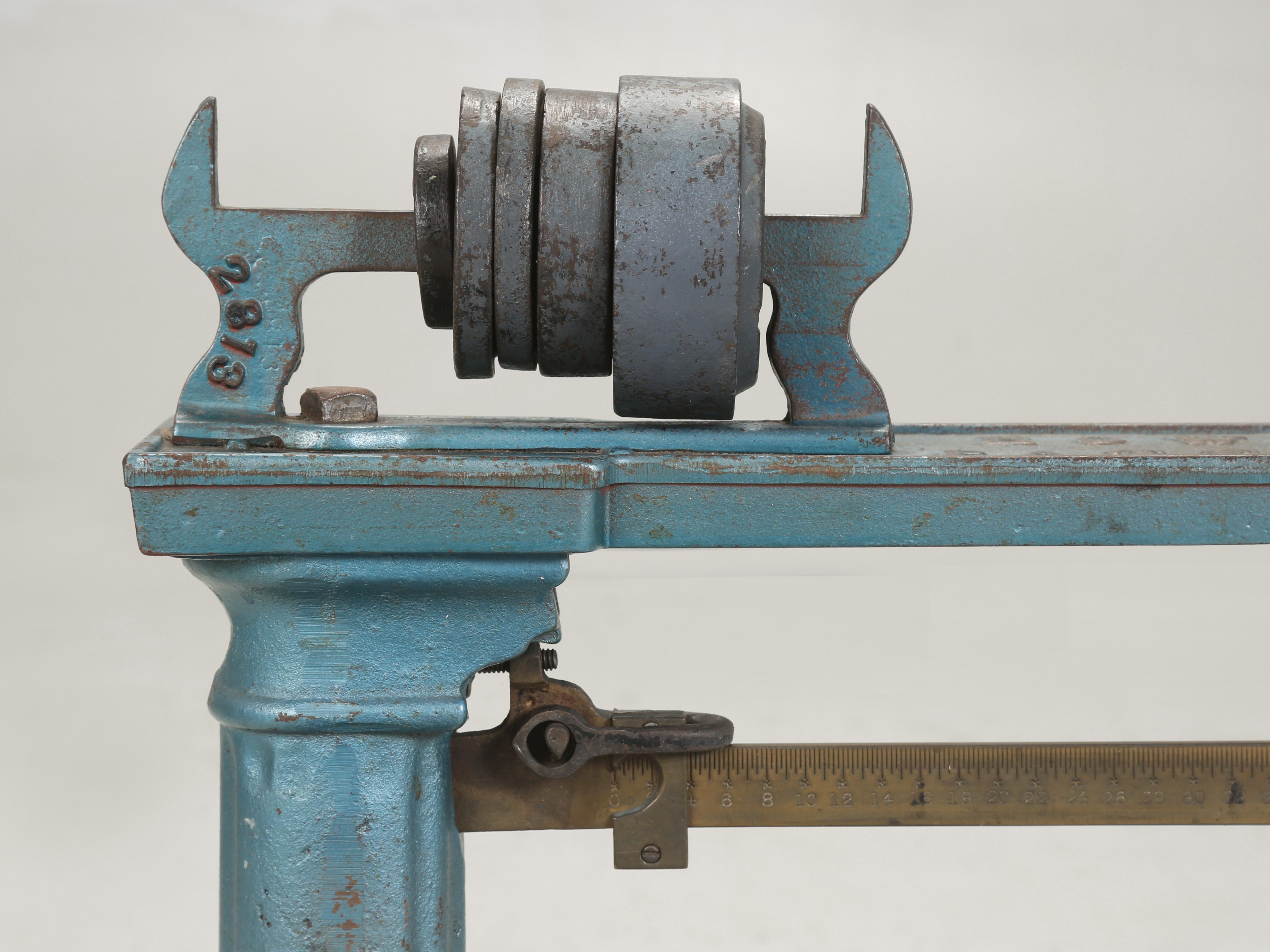 Acciaio La bilancia a vernice originale americana d'epoca è un ottimo oggetto decorativo per la cucina in vendita