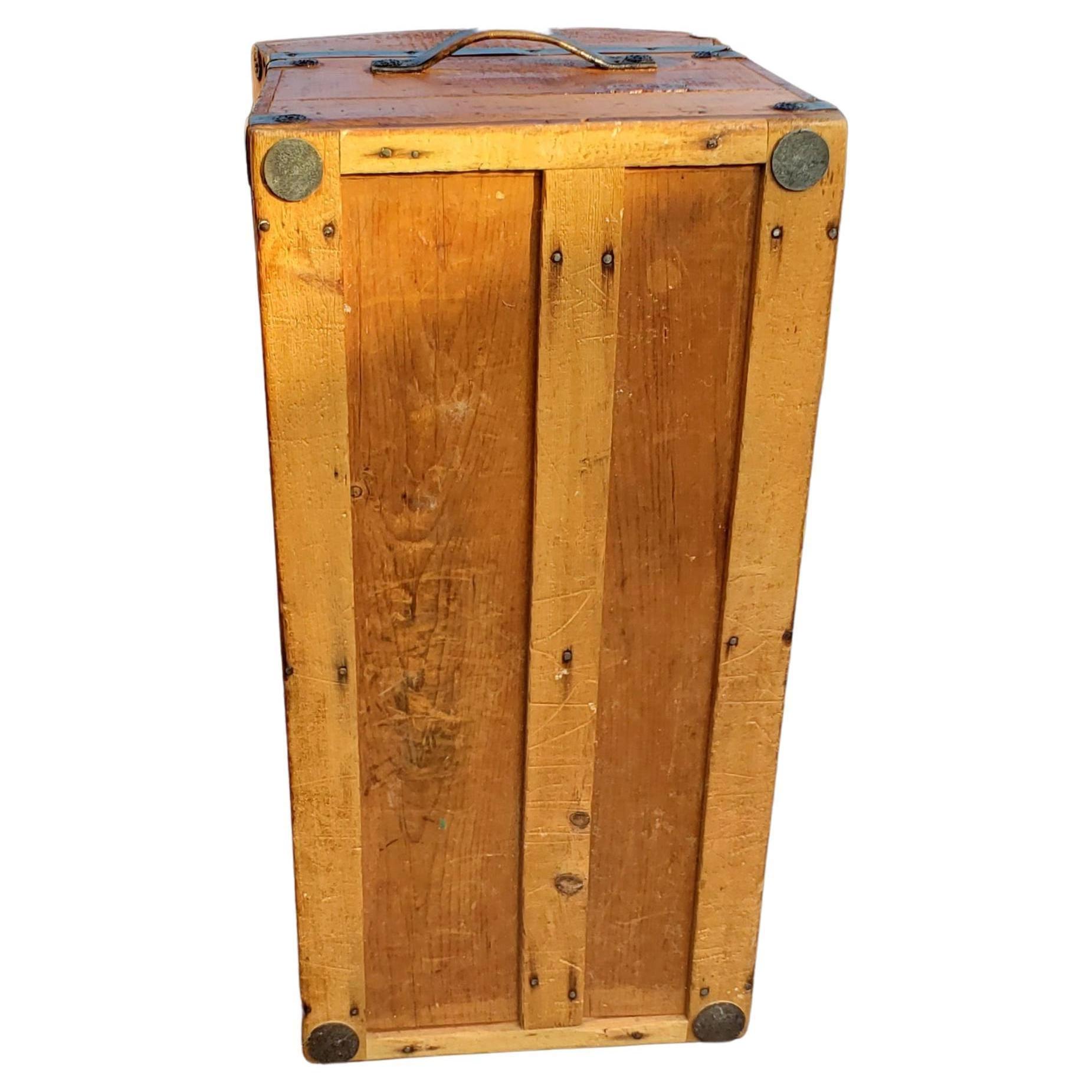 Vintage American Pine Trunk with Solid Wooden Handles, circa 1960s For Sale 3