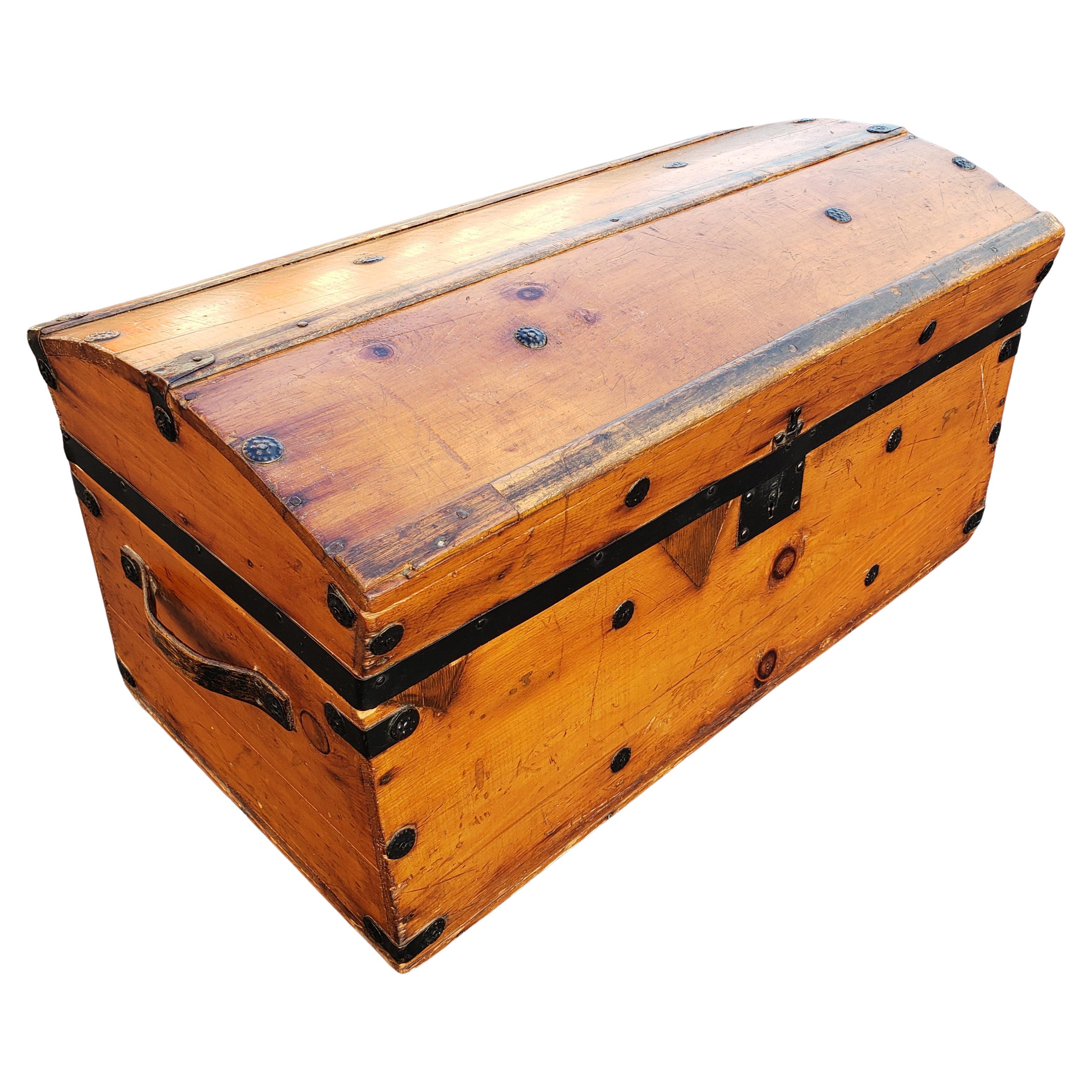 Vintage American pine trunk, Circa 1960s. Lid with secret compartment. Very solid and rare wooden handles
Very solid and compact. 
Lock not functional.
Measurements: 30