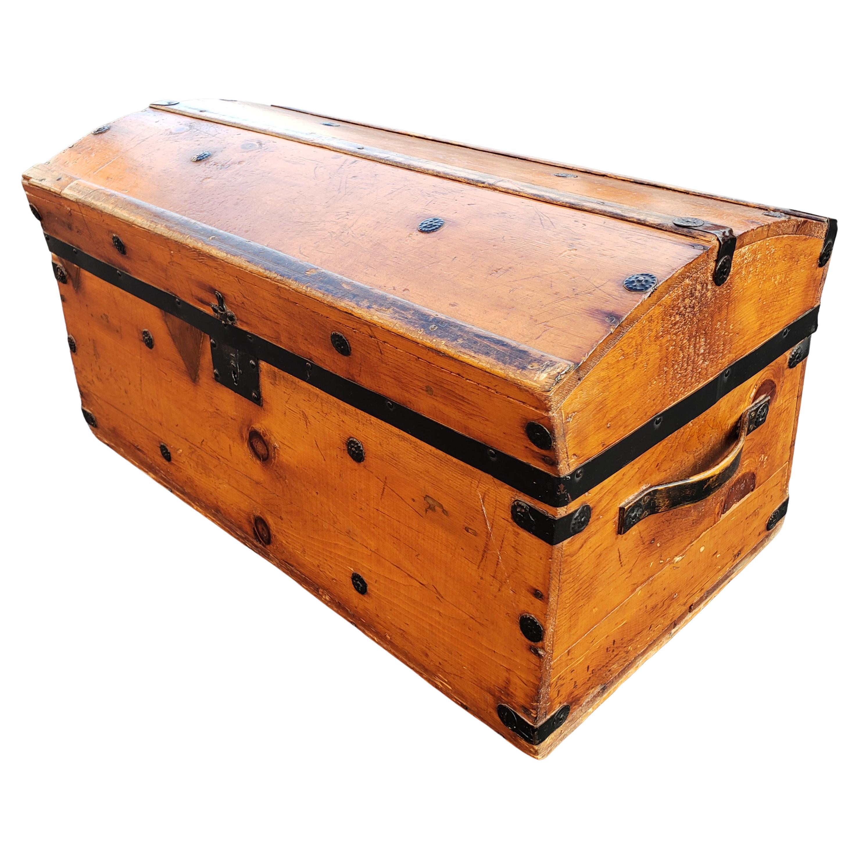 Amerikanischer Vintage-Koffer aus Kiefernholz mit massiven Holzgriffen, ca. 1960er Jahre (American Arts and Crafts) im Angebot