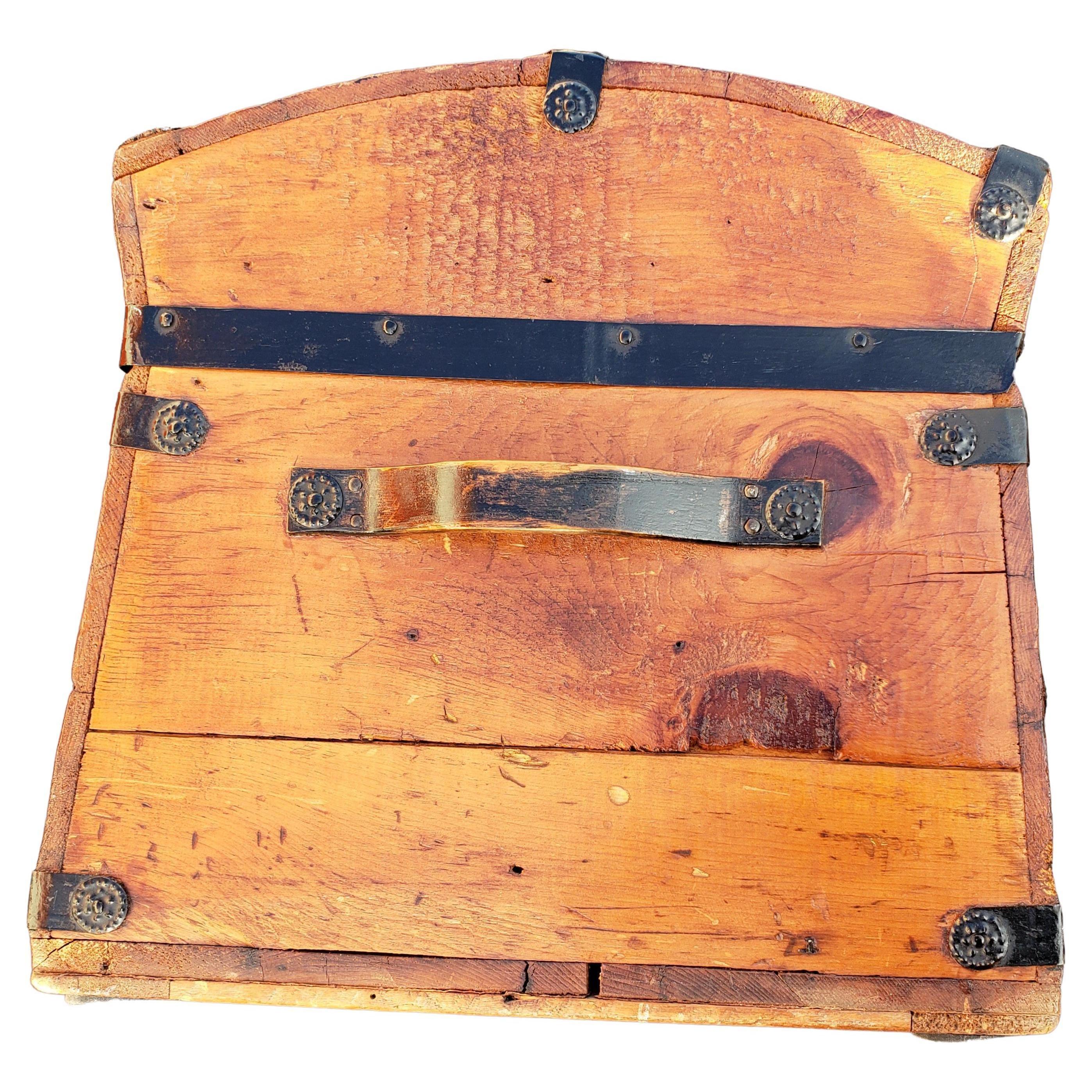 Amerikanischer Vintage-Koffer aus Kiefernholz mit massiven Holzgriffen, ca. 1960er Jahre (amerikanisch) im Angebot