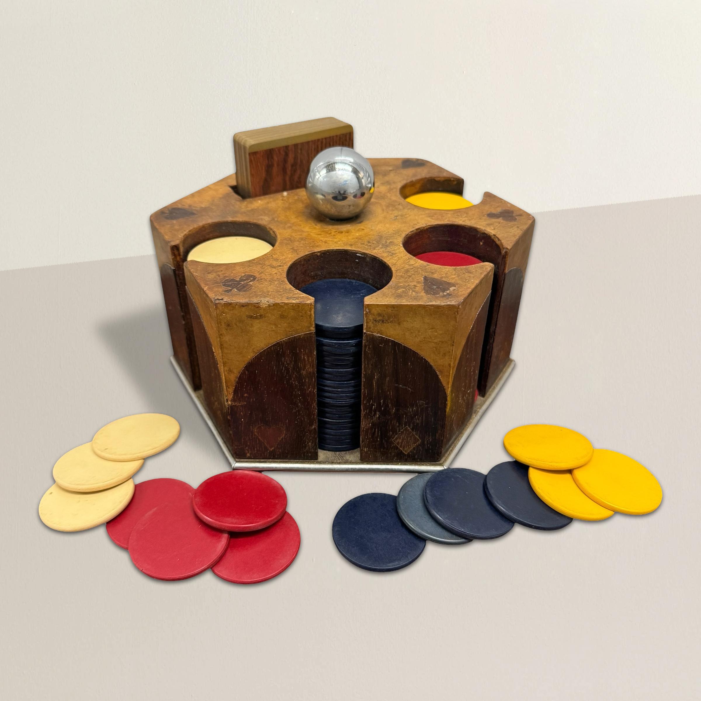 Questo squisito set da poker vintage è un capolavoro di artigianato e stile, progettato per trasformare anche la serata di gioco più informale in un'esperienza artistica. Il caddy in legno di radica, con le sue ricche venature e la sua calda patina,