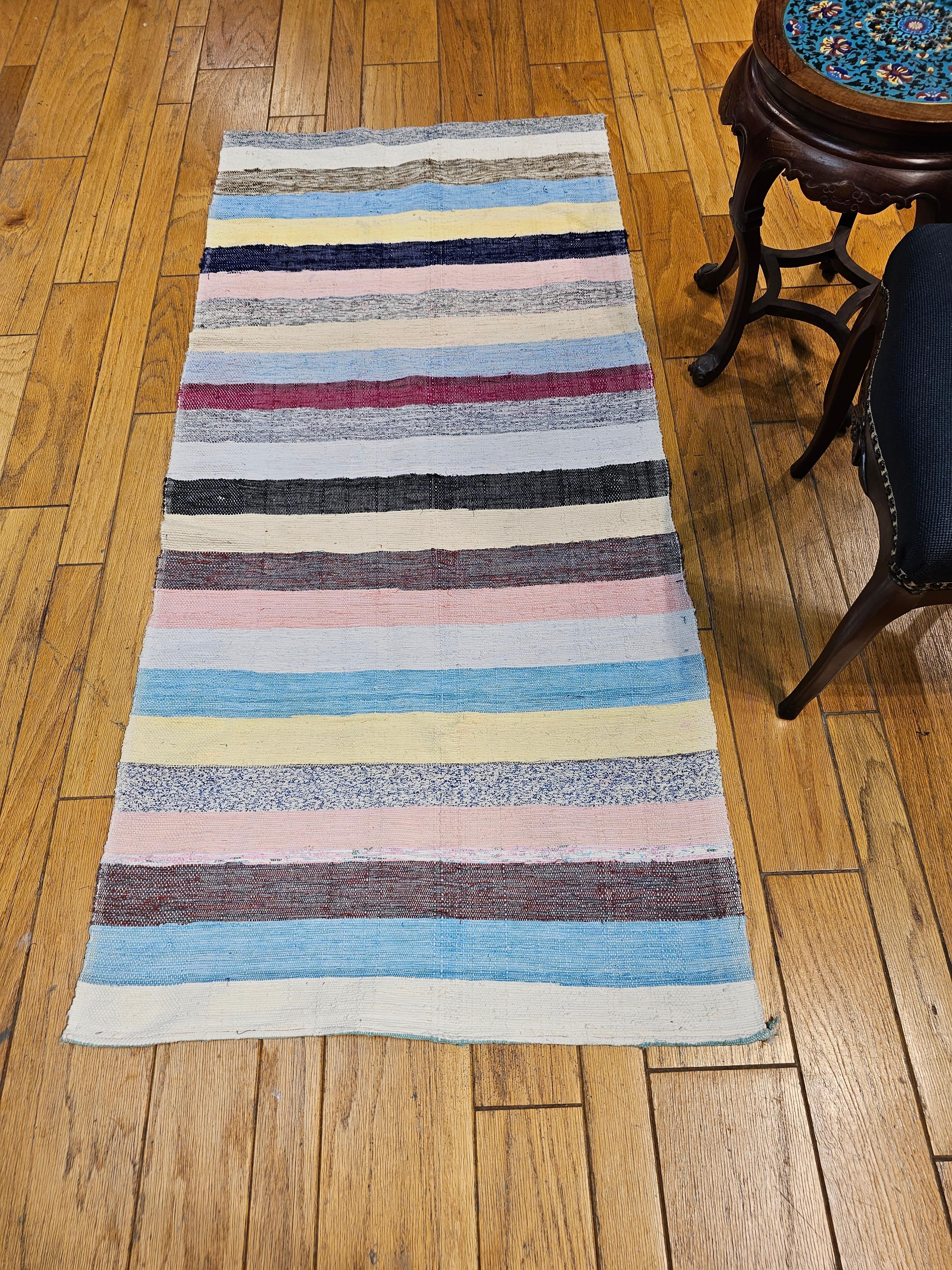 Amerikanischer Rag-Teppich im Vintage-Stil mit Streifenmuster in Elfenbein, Blau, Rosa, Grün, Rot im Angebot 3