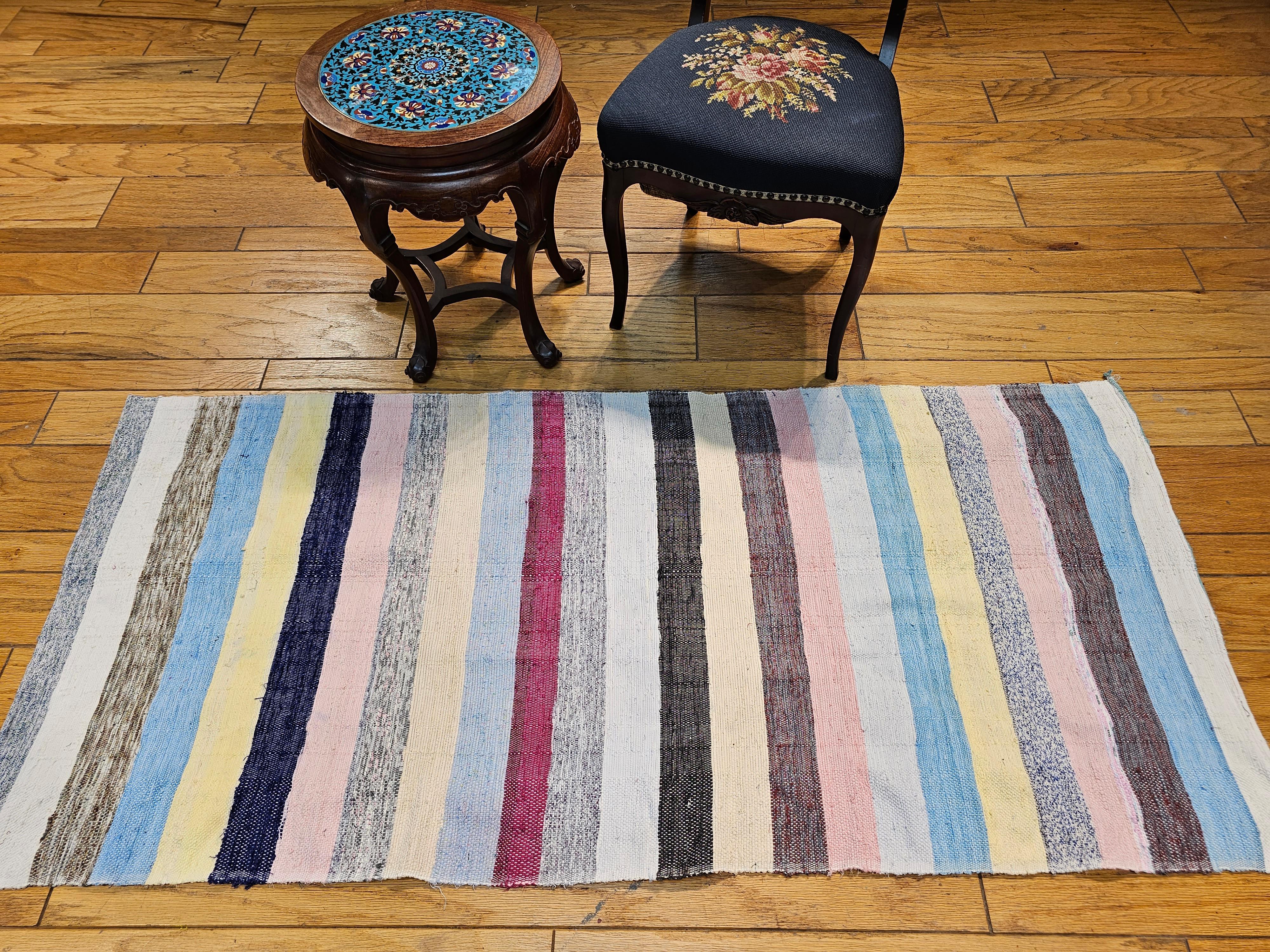 Amerikanischer Rag-Teppich im Vintage-Stil mit Streifenmuster in Elfenbein, Blau, Rosa, Grün, Rot (Handgewebt) im Angebot