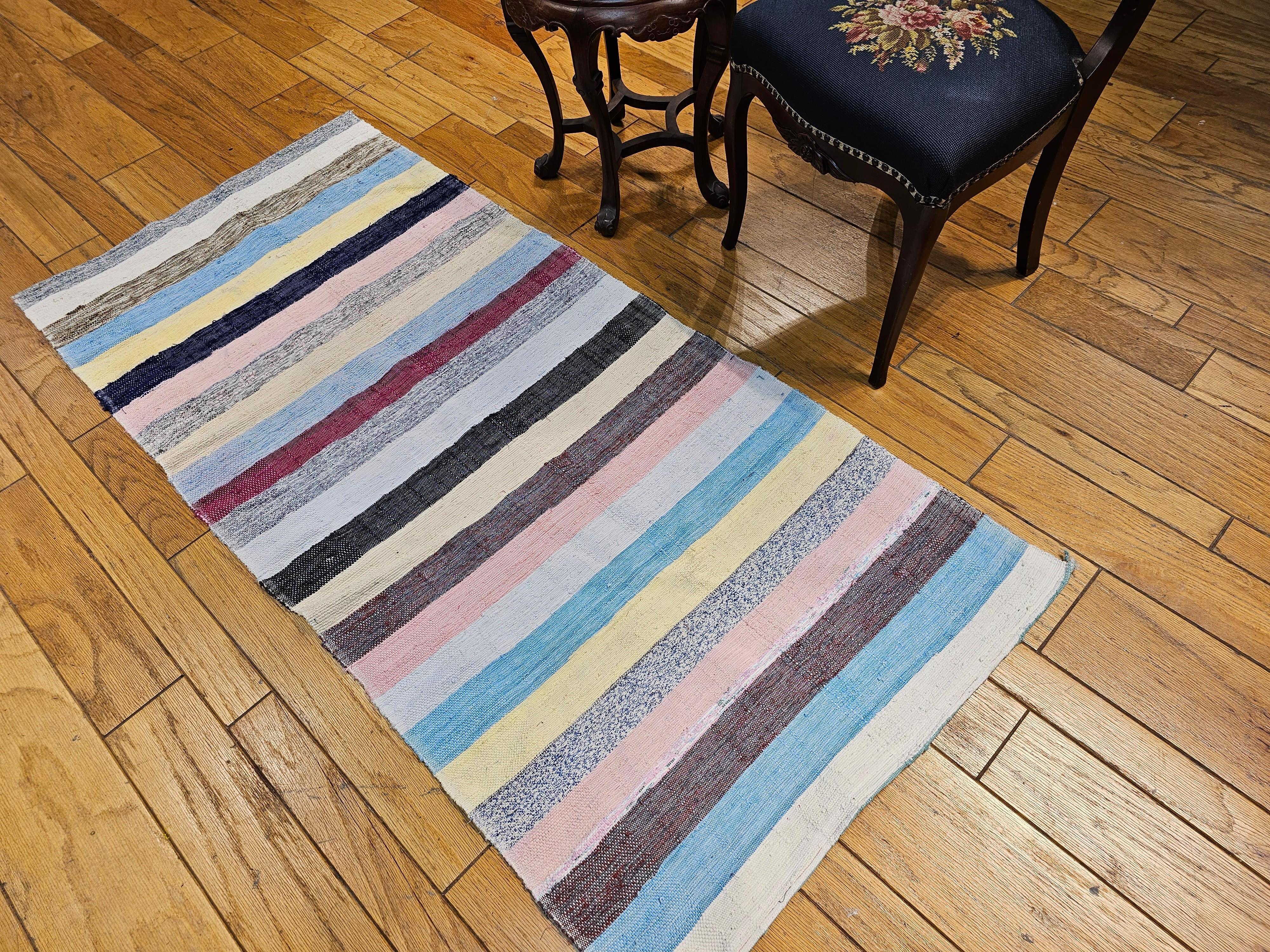 Amerikanischer Rag-Teppich im Vintage-Stil mit Streifenmuster in Elfenbein, Blau, Rosa, Grün, Rot im Zustand „Gut“ im Angebot in Barrington, IL