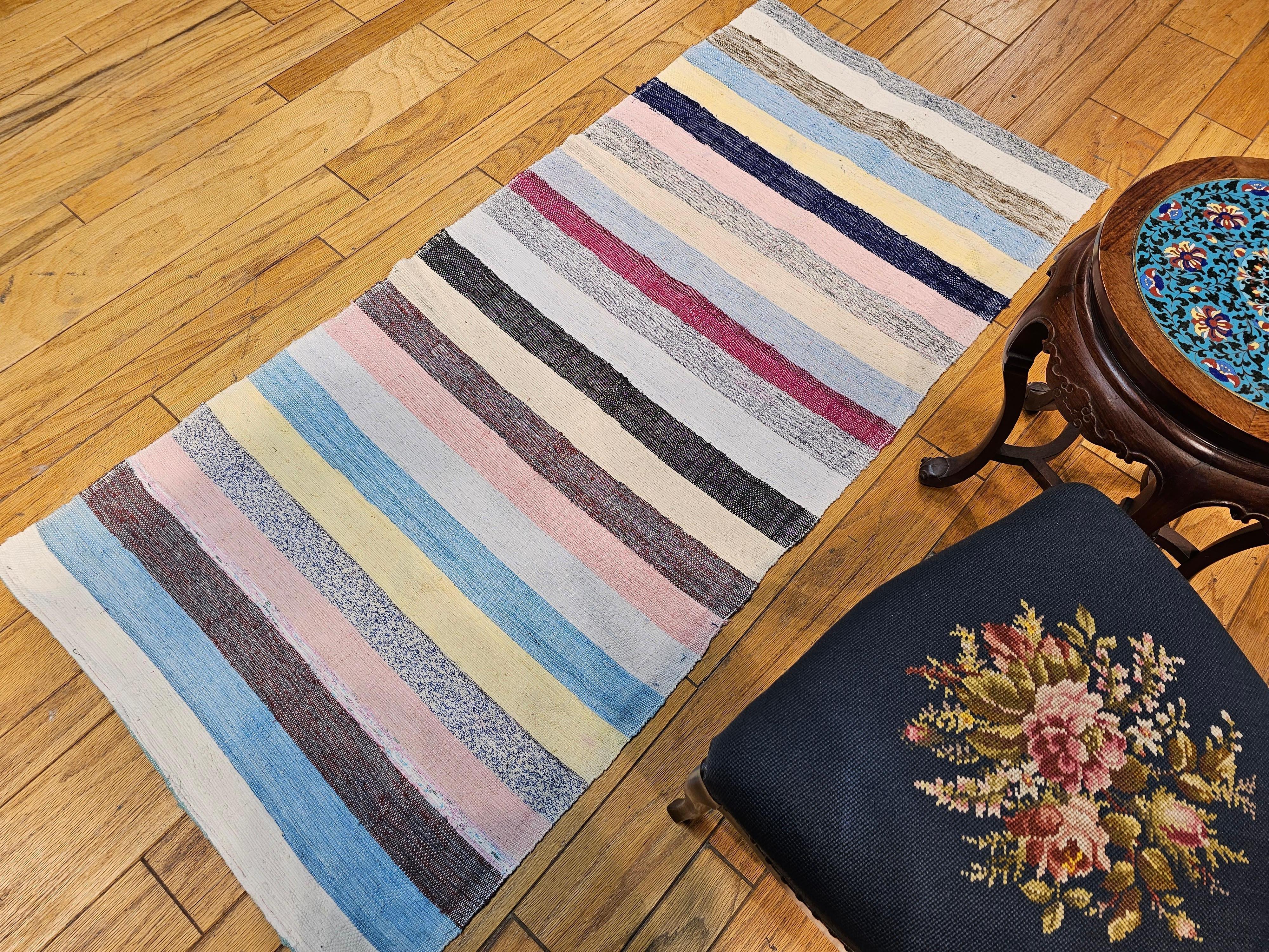 Amerikanischer Rag-Teppich im Vintage-Stil mit Streifenmuster in Elfenbein, Blau, Rosa, Grün, Rot (20. Jahrhundert) im Angebot
