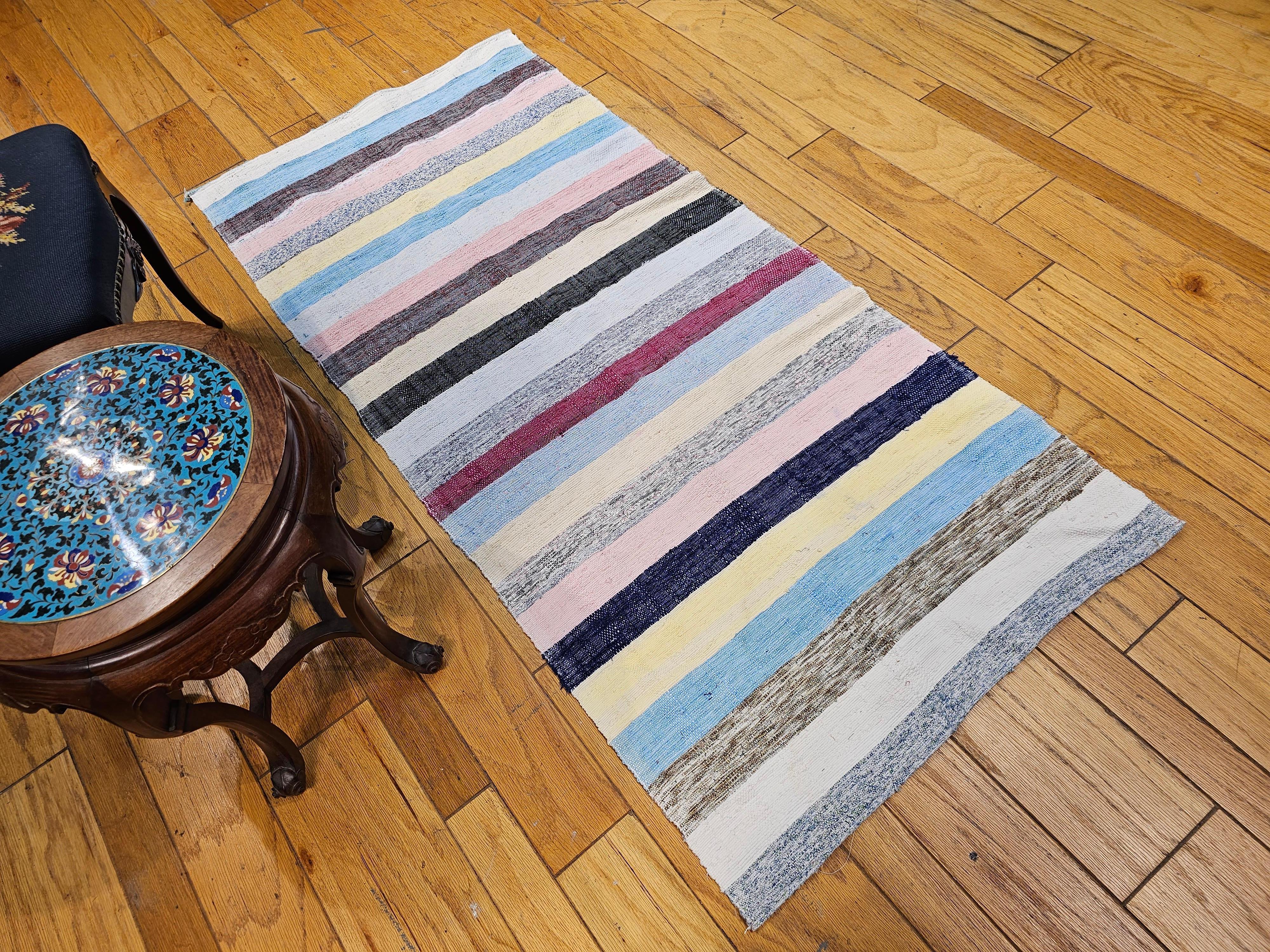 Amerikanischer Rag-Teppich im Vintage-Stil mit Streifenmuster in Elfenbein, Blau, Rosa, Grün, Rot (Baumwolle) im Angebot