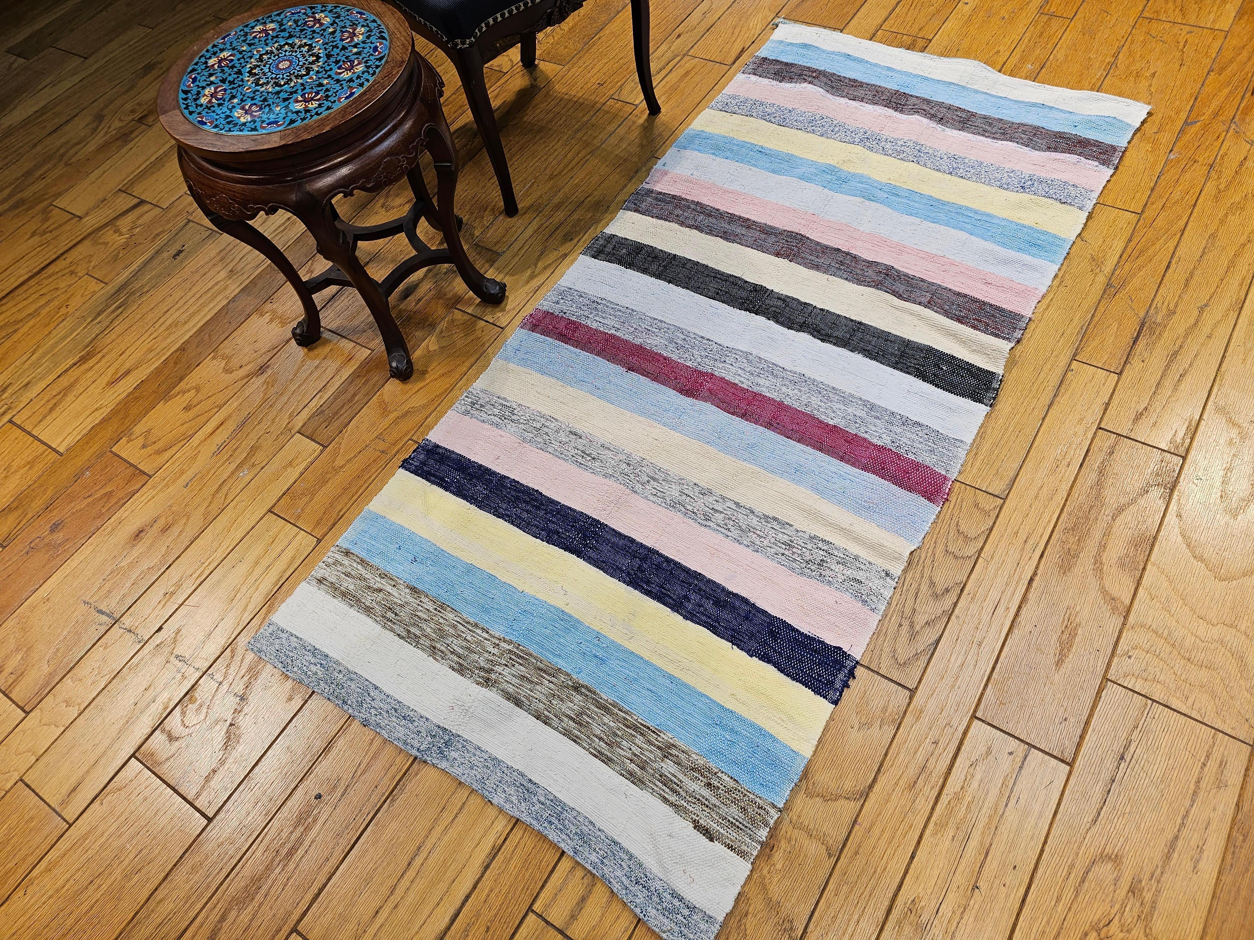 Amerikanischer Rag-Teppich im Vintage-Stil mit Streifenmuster in Elfenbein, Blau, Rosa, Grün, Rot im Angebot 2