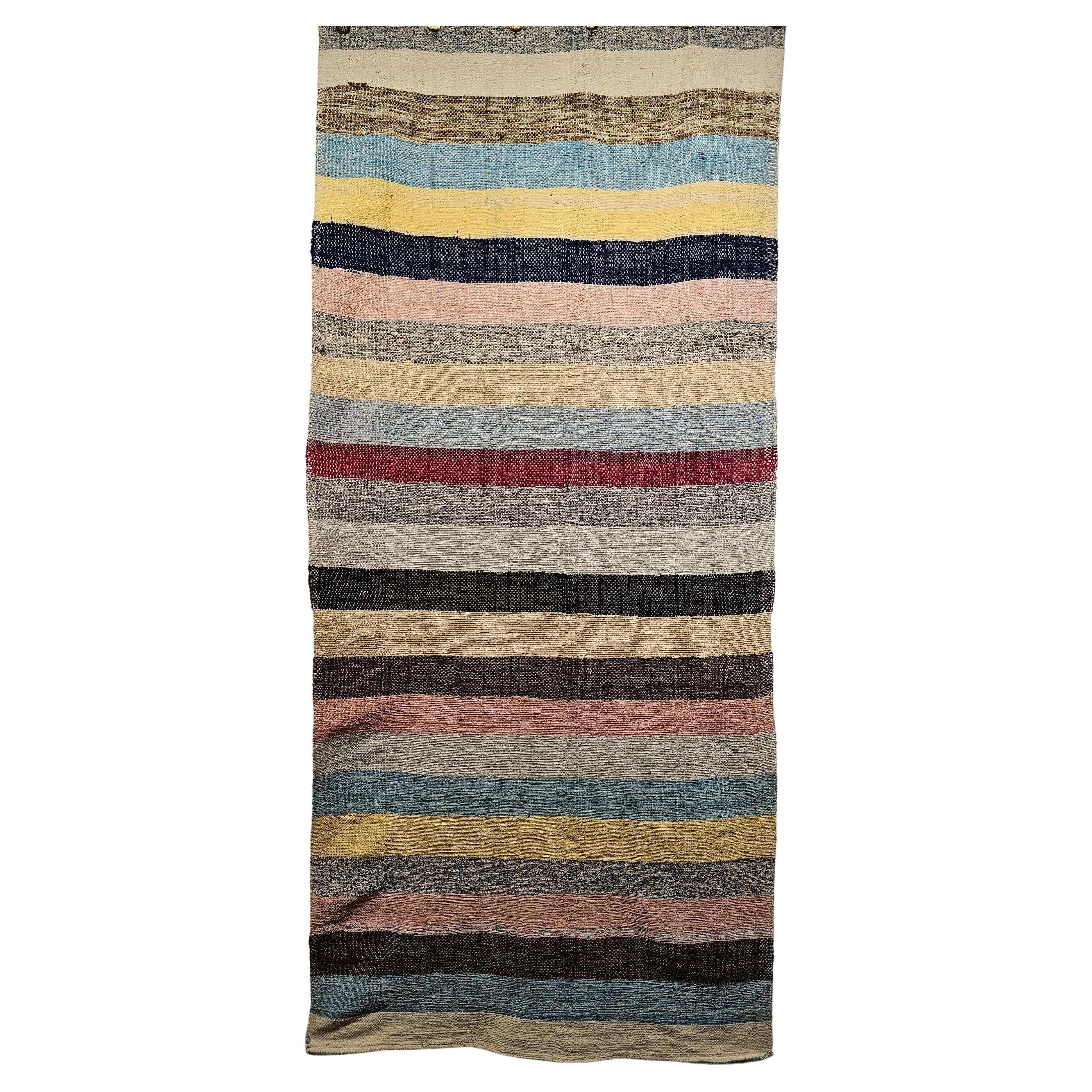 Amerikanischer Rag-Teppich im Vintage-Stil mit Streifenmuster in Elfenbein, Blau, Rosa, Grün, Rot im Angebot