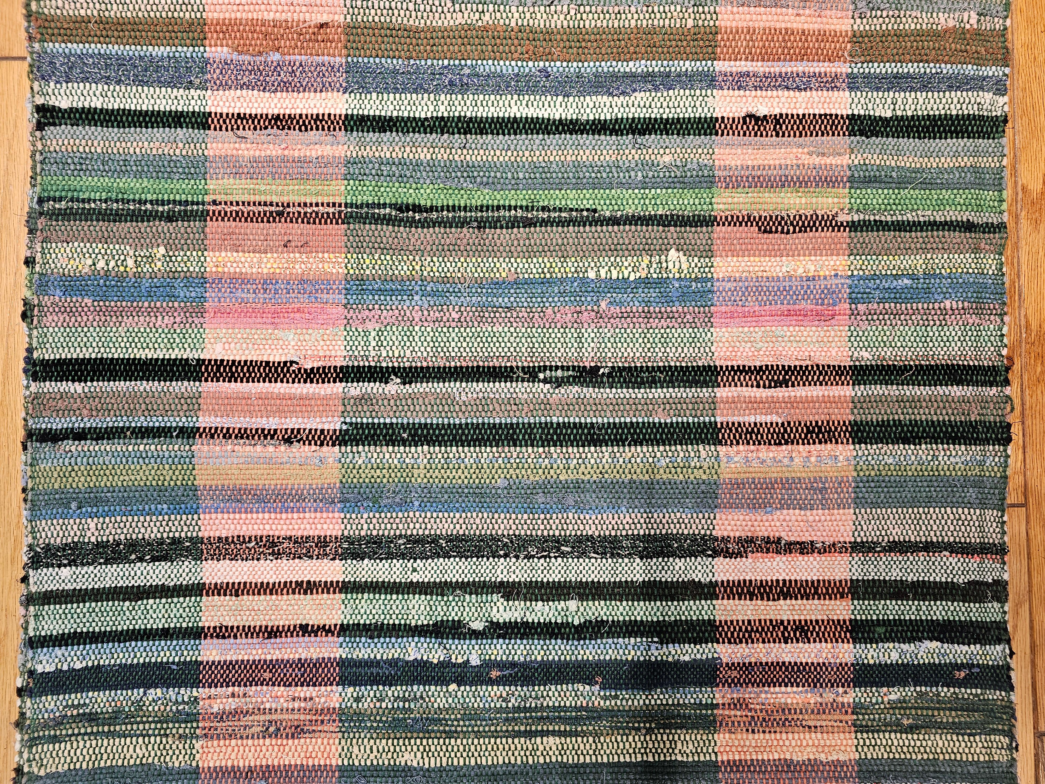 Amerikanischer Rag Long Vintage-Läufer in Grün, Rosa, Blau, Creme und Creme mit Streifenmuster (20. Jahrhundert) im Angebot