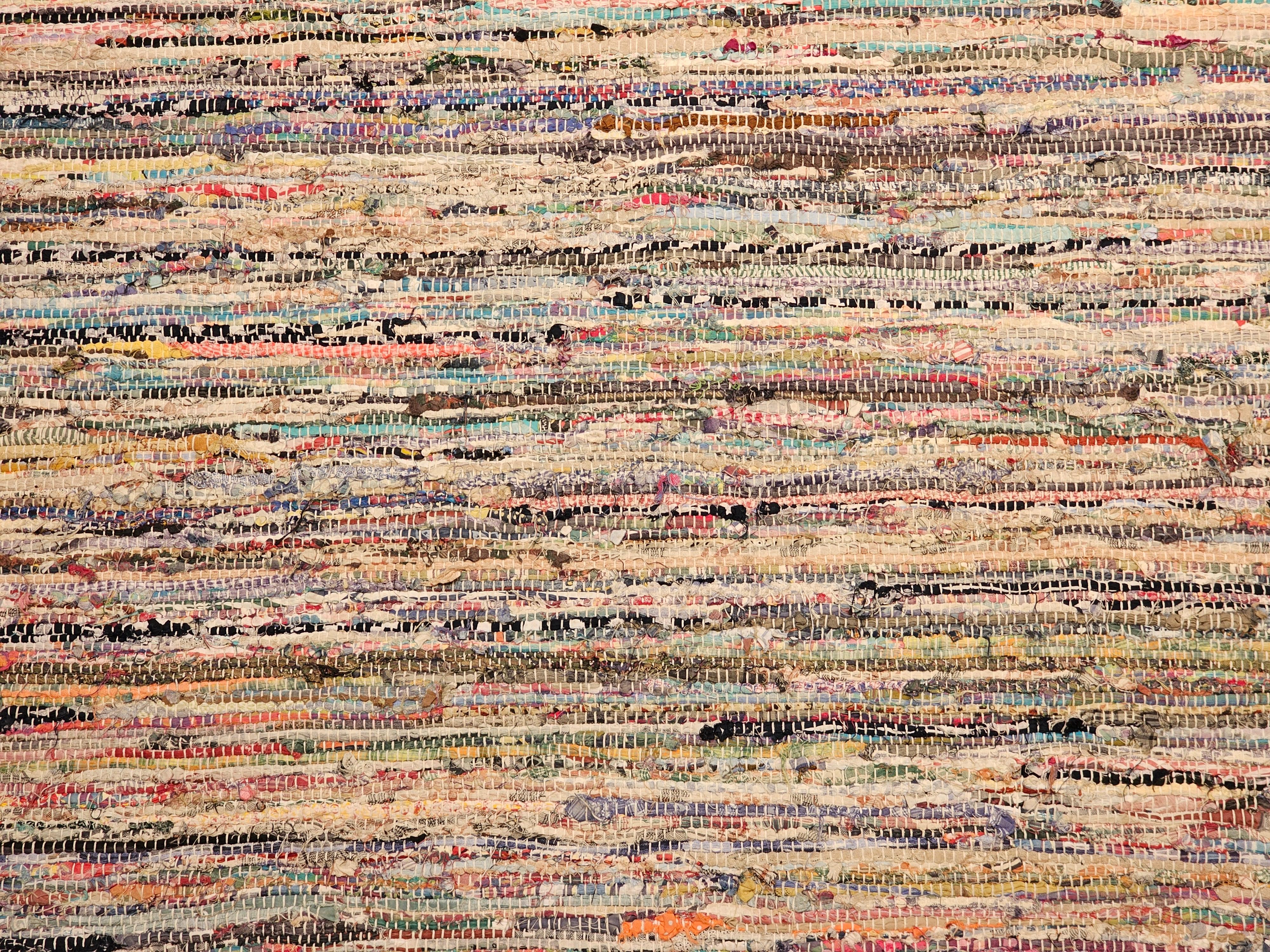 Vintage American Rag Rug in Streifenmuster in Blau, Gelb, Rot, Rosa, Weiß (Handgewebt) im Angebot