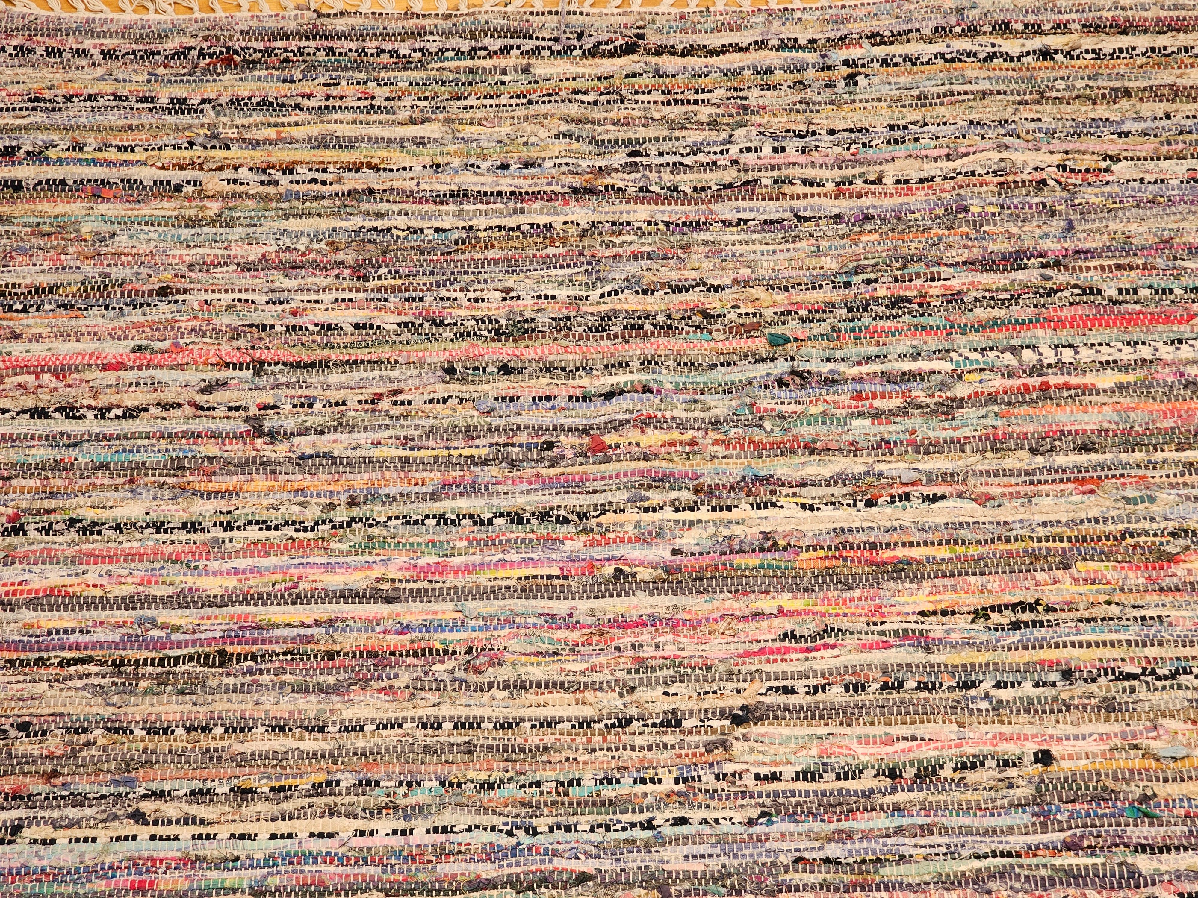 Vintage American Rag Rug in Streifenmuster in Blau, Gelb, Rot, Rosa, Weiß (20. Jahrhundert) im Angebot