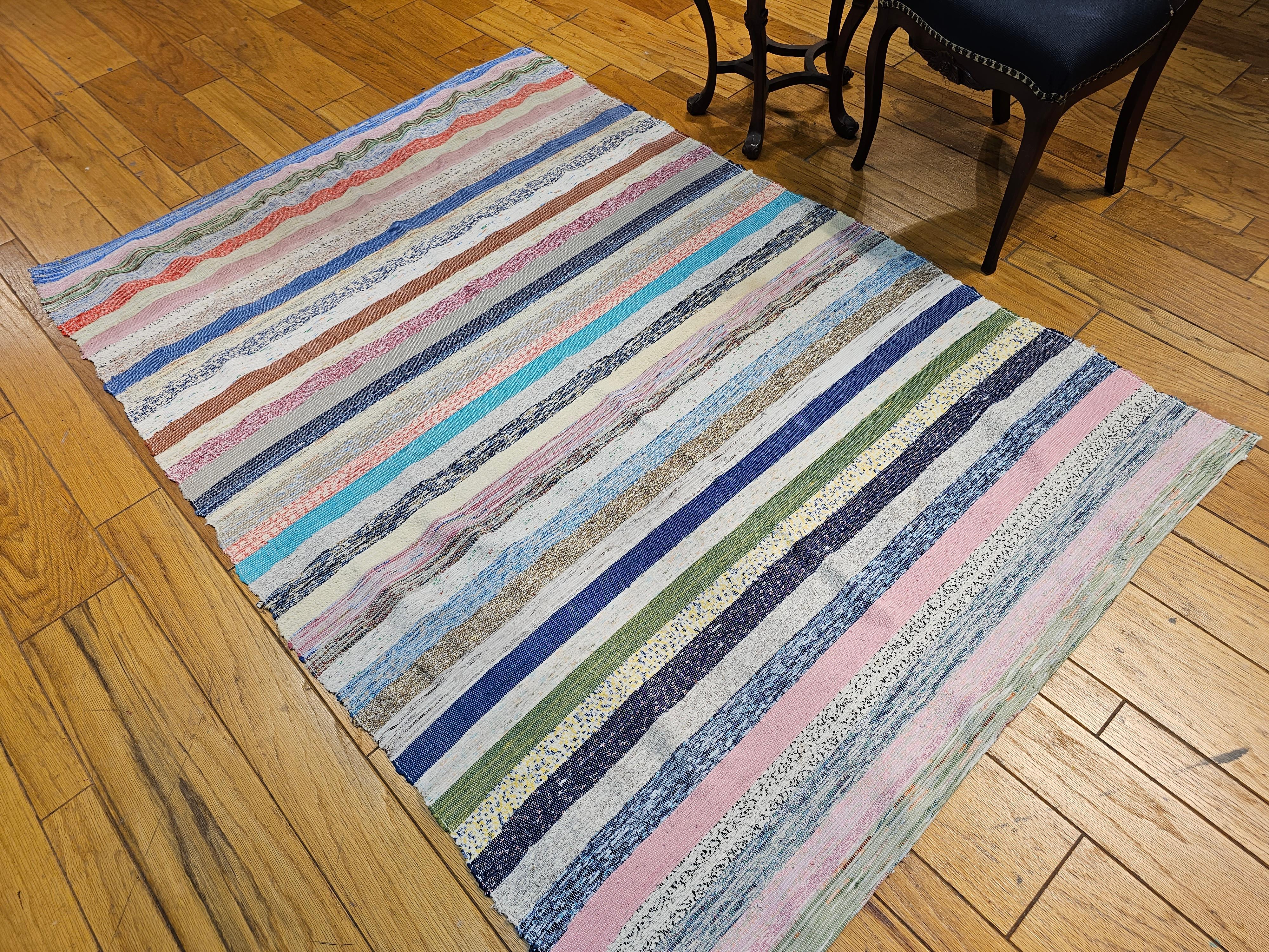 Amerikanischer Rag-Teppich im Vintage-Stil mit Streifenmuster in Elfenbein, Blau, Rosa, Grün, Rot  im Angebot 3