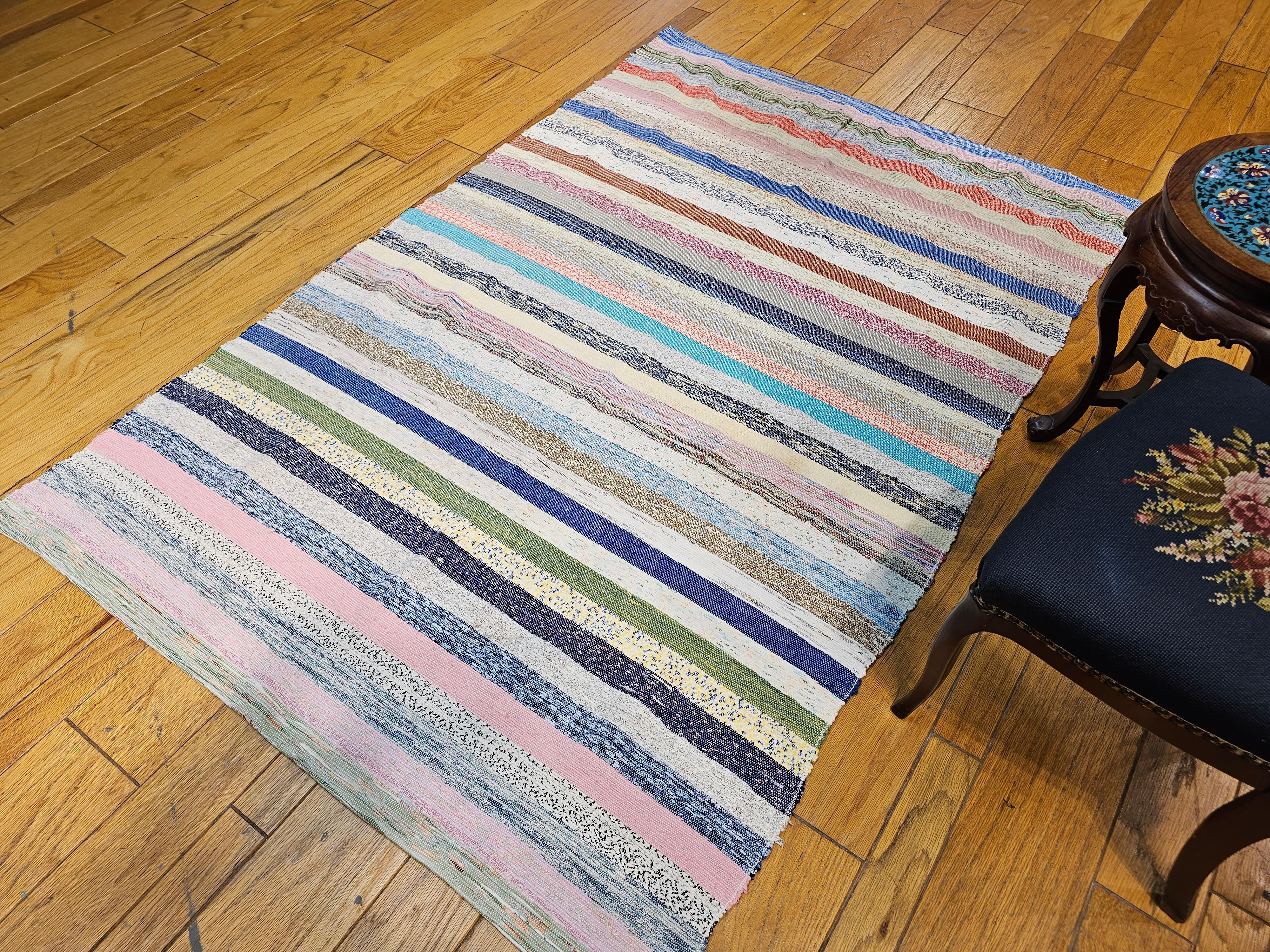 Amerikanischer Rag-Teppich im Vintage-Stil mit Streifenmuster in Elfenbein, Blau, Rosa, Grün, Rot  im Angebot 4