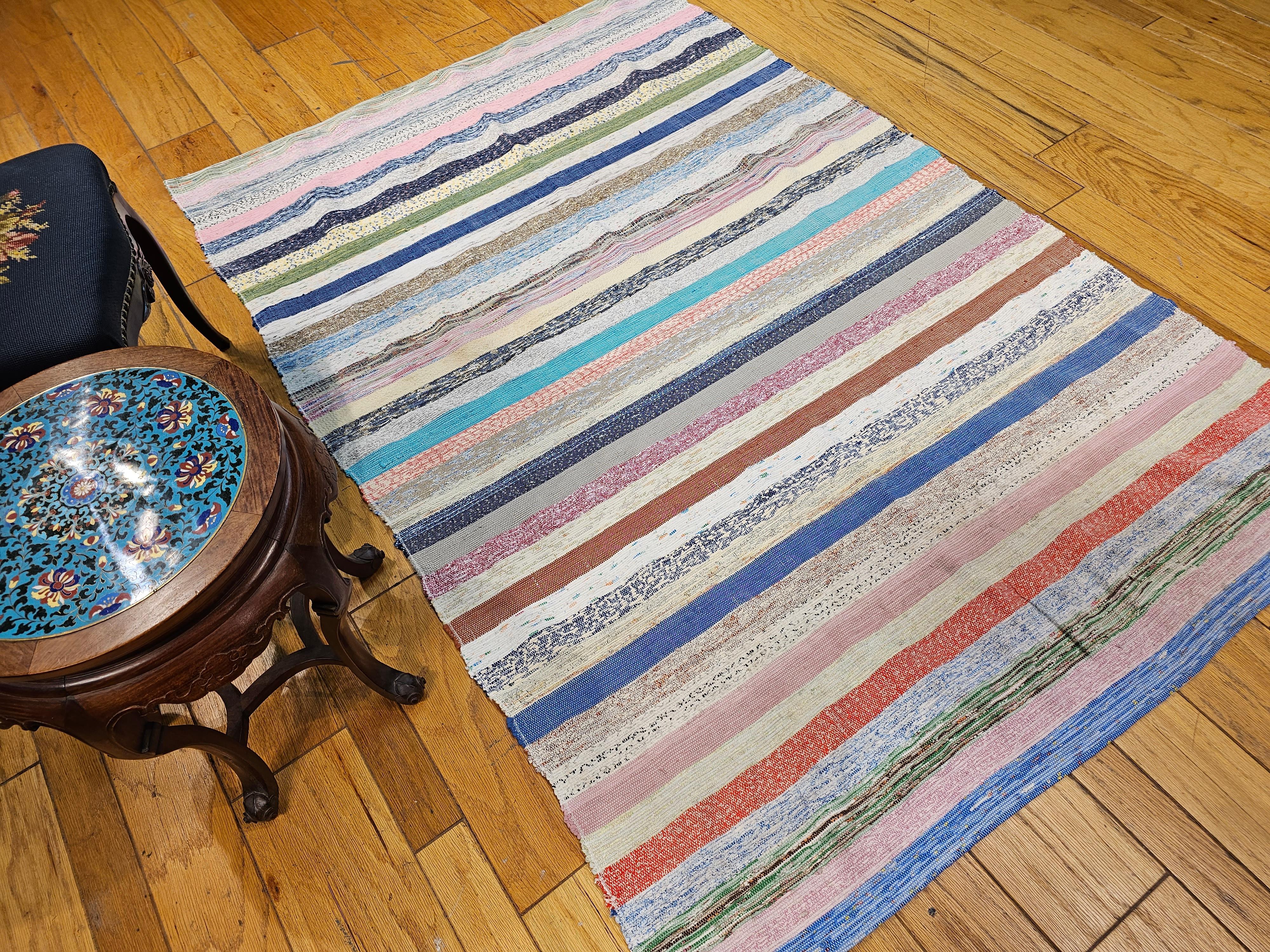 Amerikanischer Rag-Teppich im Vintage-Stil mit Streifenmuster in Elfenbein, Blau, Rosa, Grün, Rot  im Angebot 5