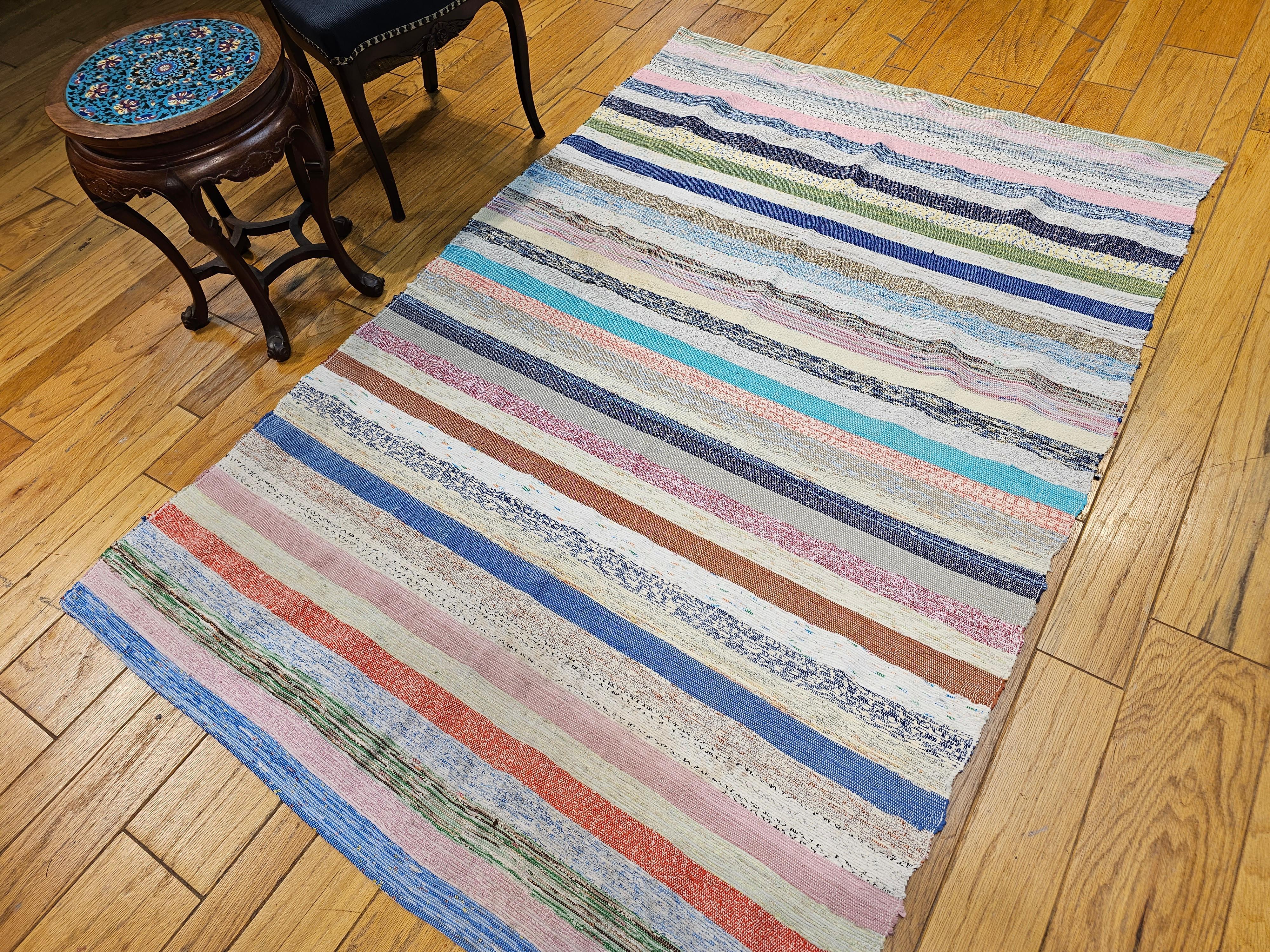 Amerikanischer Rag-Teppich im Vintage-Stil mit Streifenmuster in Elfenbein, Blau, Rosa, Grün, Rot  im Angebot 6