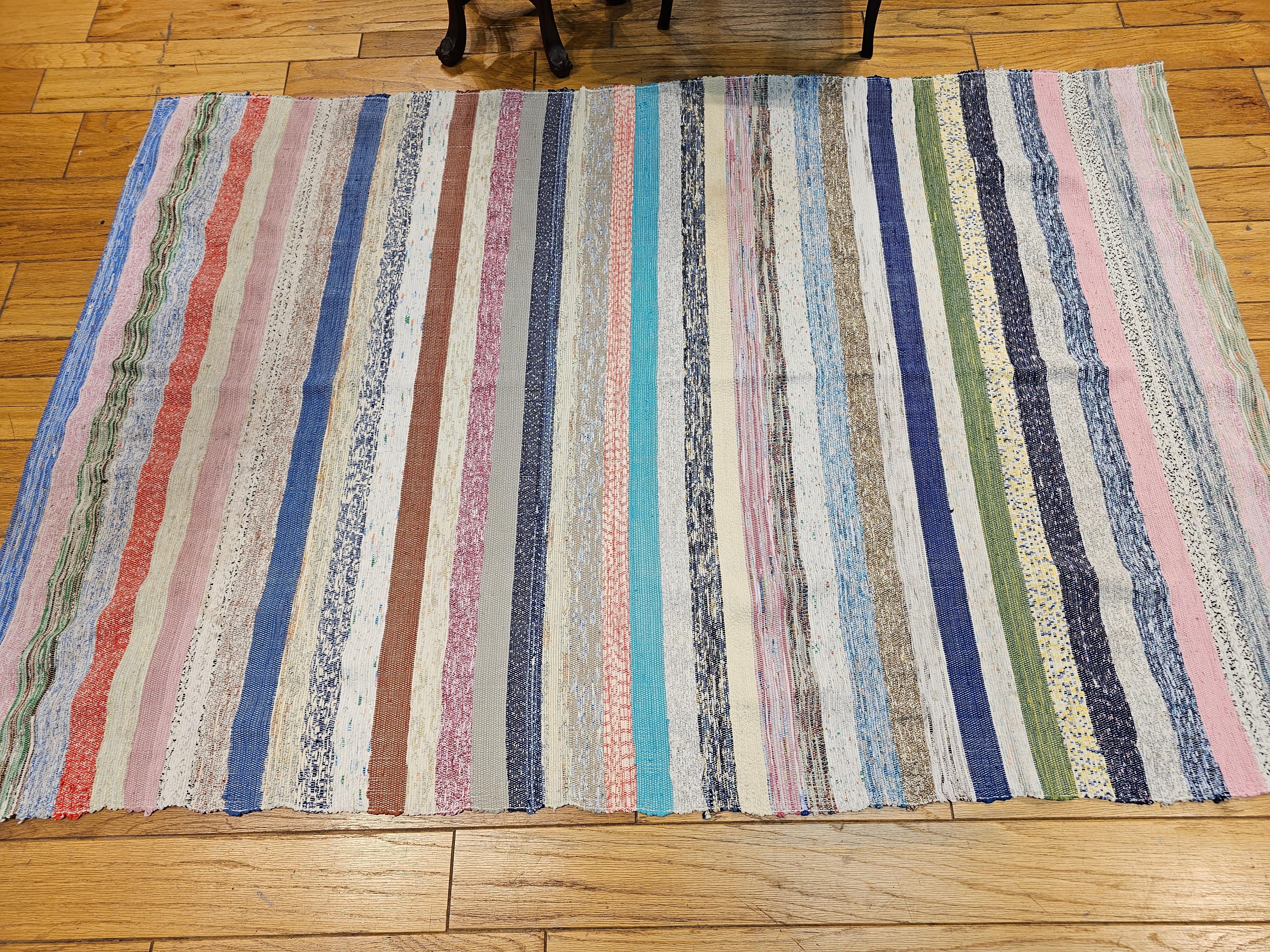 Amerikanischer Rag-Teppich im Vintage-Stil mit Streifenmuster in Elfenbein, Blau, Rosa, Grün, Rot  im Angebot 7