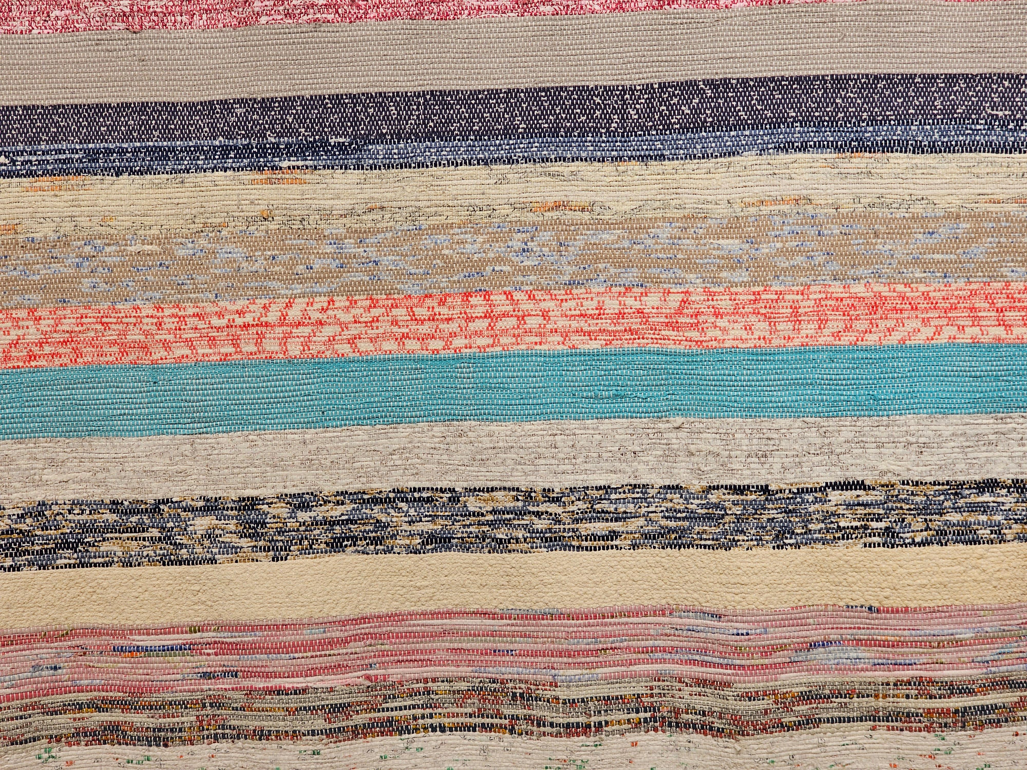 Amerikanischer Rag-Teppich im Vintage-Stil mit Streifenmuster in Elfenbein, Blau, Rosa, Grün, Rot  (Handgewebt) im Angebot