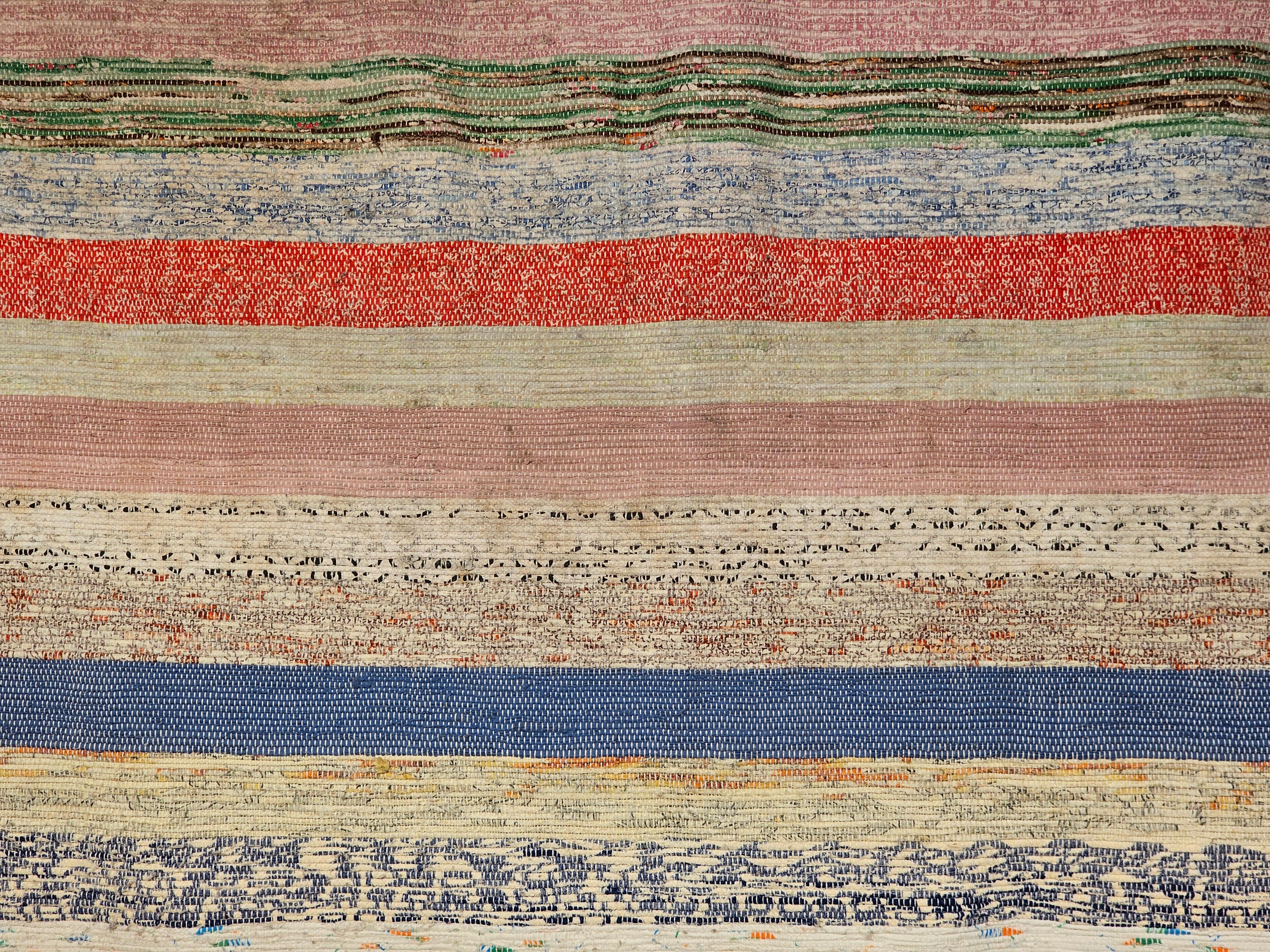Amerikanischer Rag-Teppich im Vintage-Stil mit Streifenmuster in Elfenbein, Blau, Rosa, Grün, Rot  (20. Jahrhundert) im Angebot