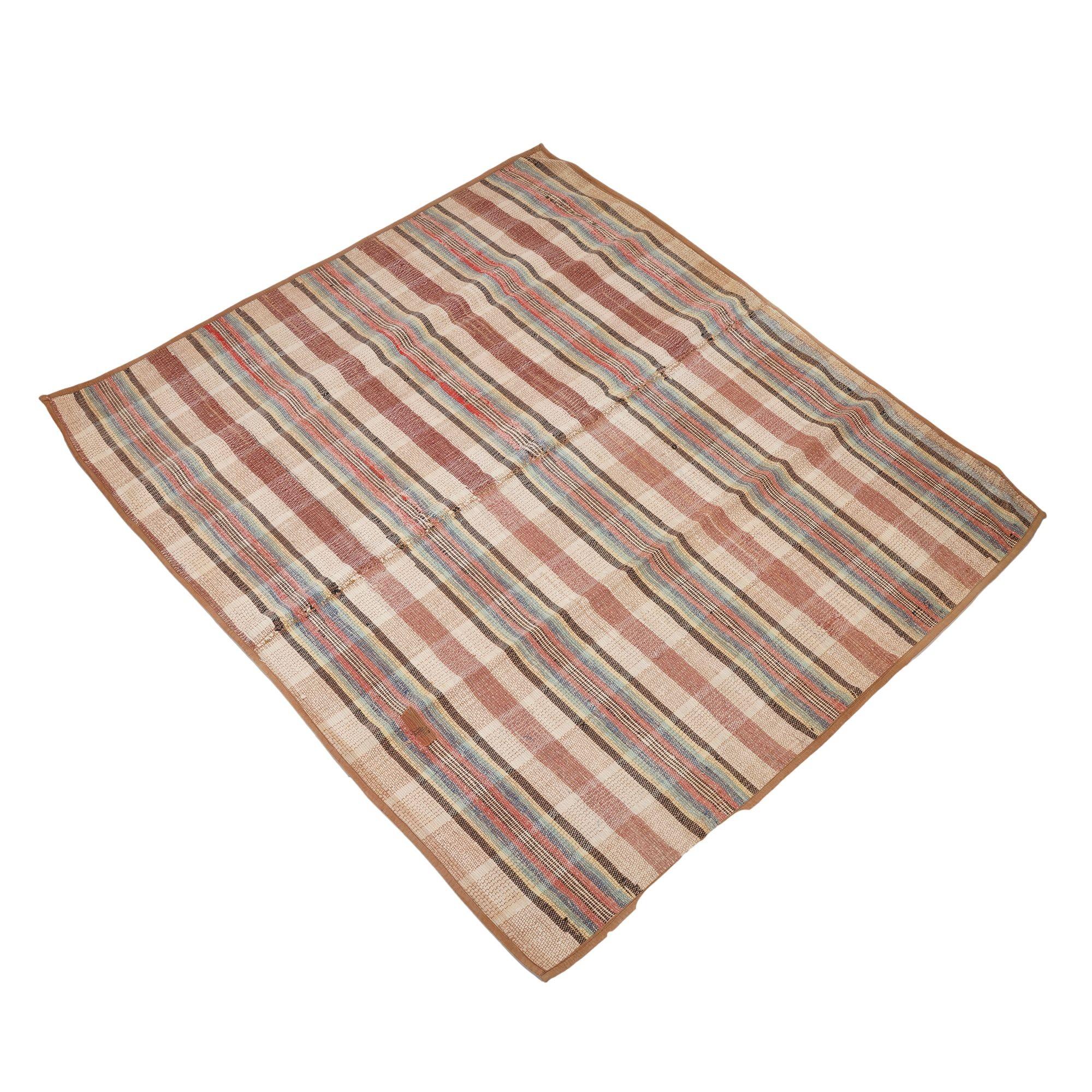 Vintage American rag rug with bound edges, c. 1850-1900 In Good Condition For Sale In Kenilworth, IL