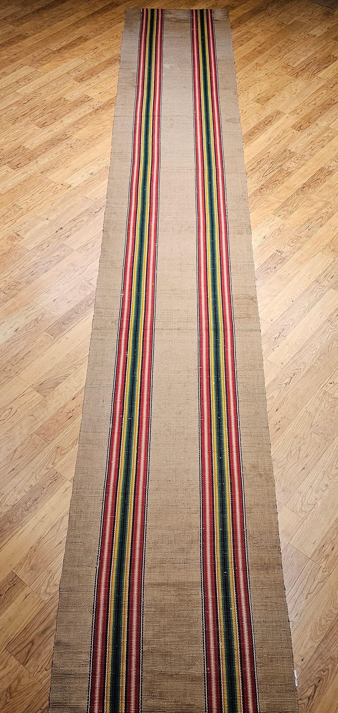 Chemin de table américain vintage du début des années 1900 avec un magnifique design moderne et un arc-en-ciel de couleurs brillantes.  Le motif de ce chemin de table américain du début du XXe siècle consiste en deux larges bandes multicolores dans