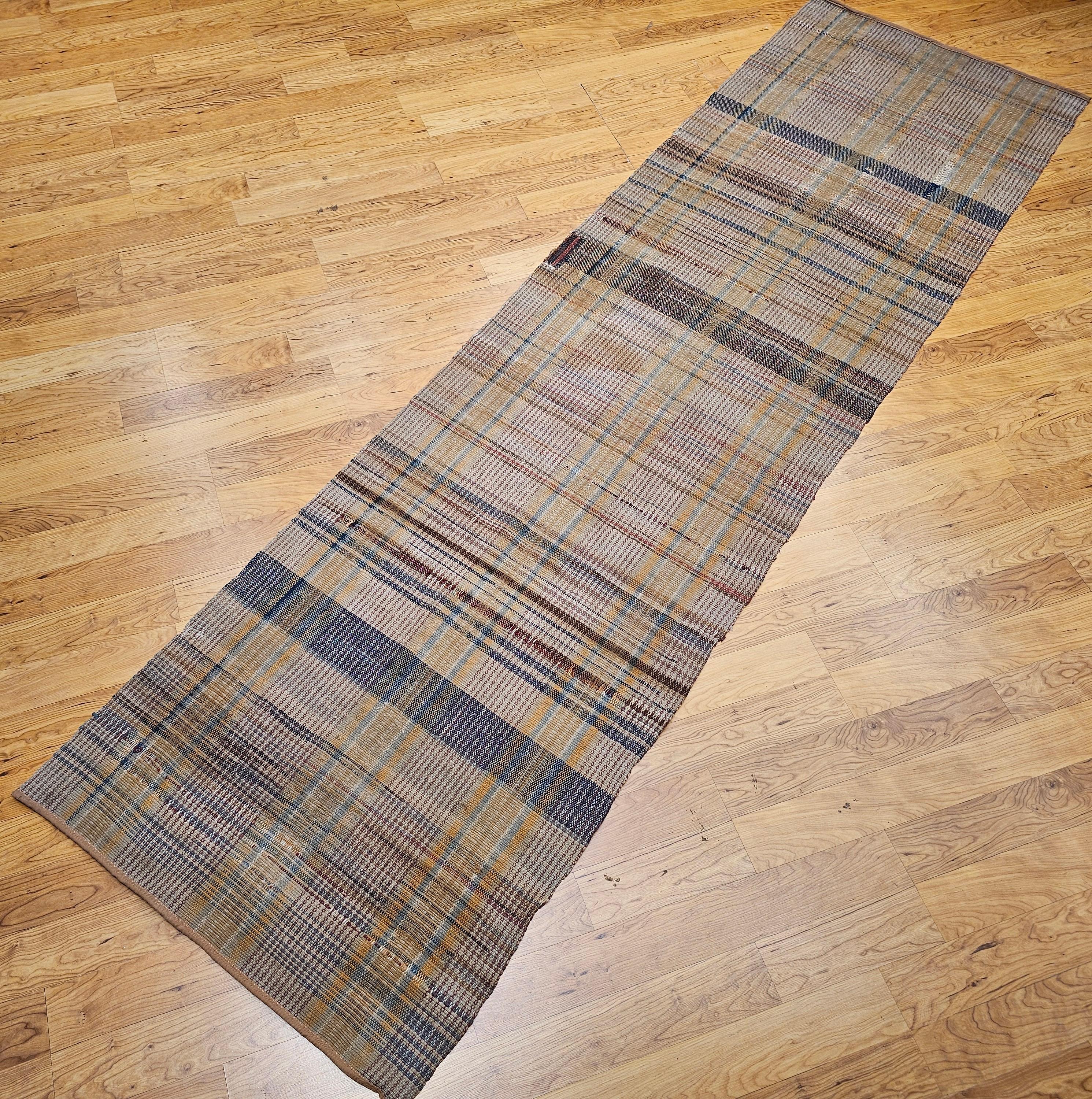 Vintage American Rag Runner In Good Condition For Sale In Barrington, IL