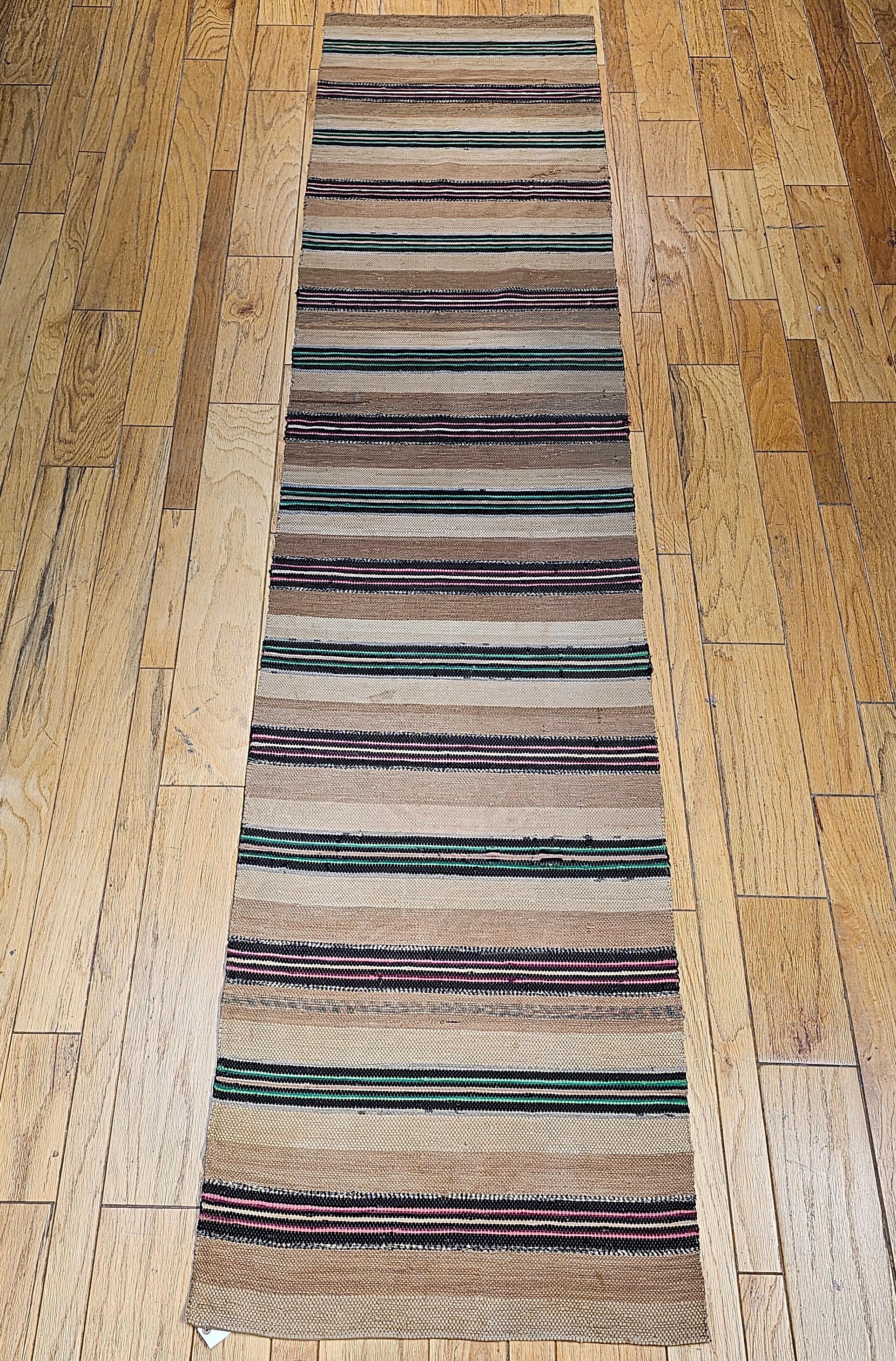 Tapis Rag Runner américain vintage à motif rayé en vert, rose, brun clair, crème en vente 7