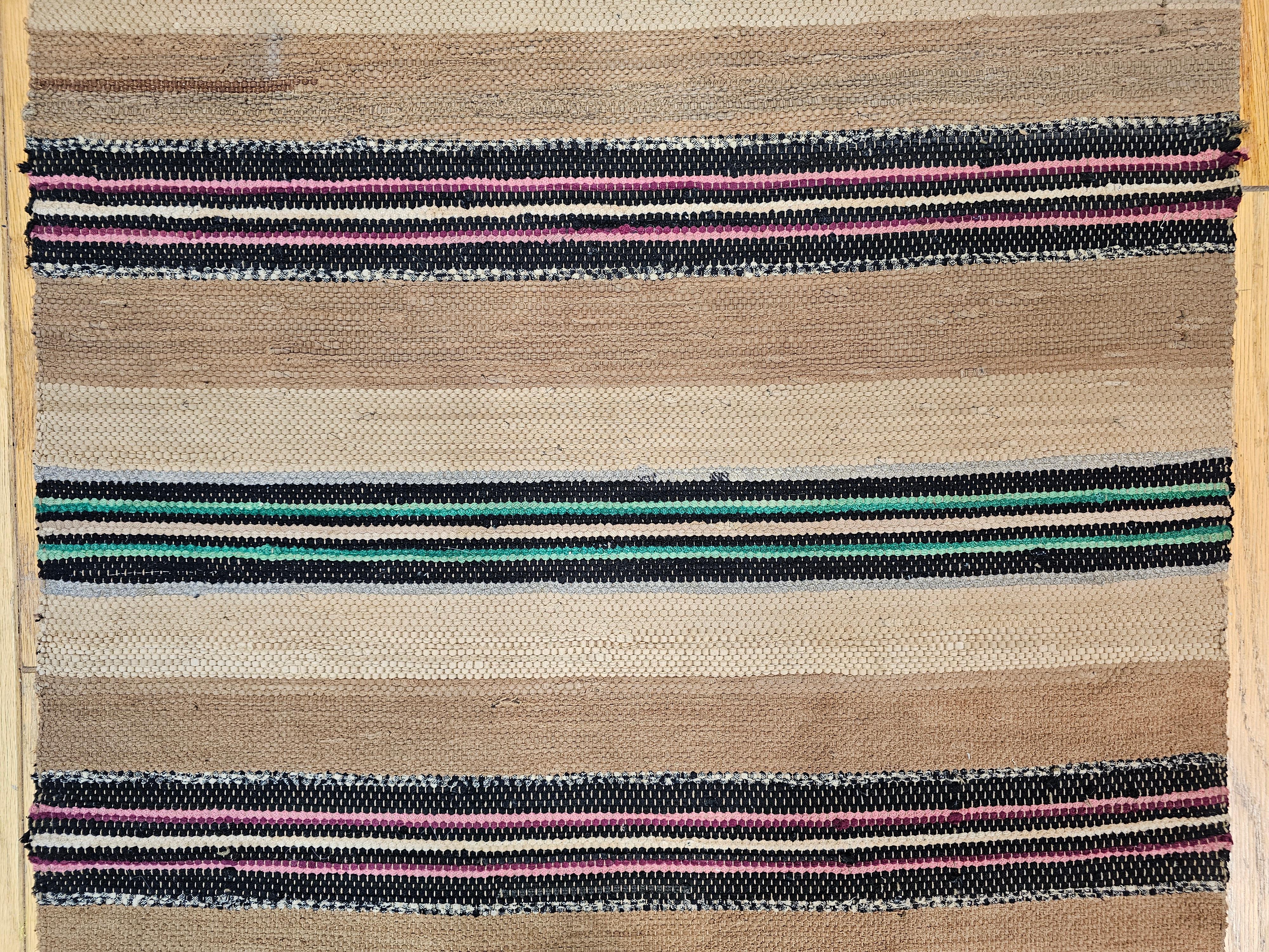 Amerikanischer Rag-Läufer im Vintage-Stil mit Streifenmuster in Grün, Rosa, Hellbraun, Creme (Handgewebt) im Angebot