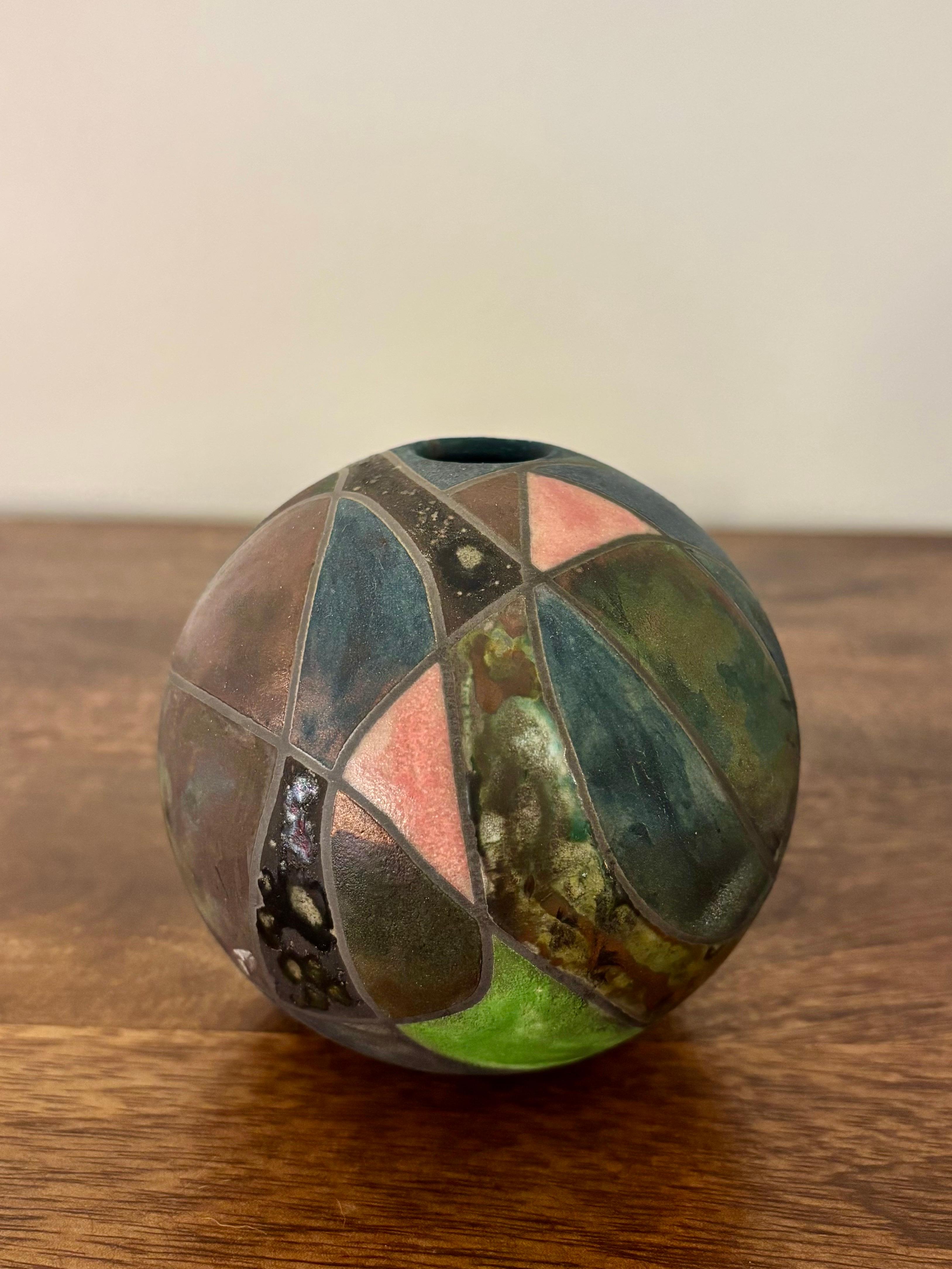 Un pezzo unico e colorato di ceramica Raku americana. Firmato in basso dall'artista. Circa 1999. 


Il pezzo è suddiviso in pezzi colorati e strutturati in modo unico. Imita le strade che delimitano gli appezzamenti di terreno. Alcuni colori sono