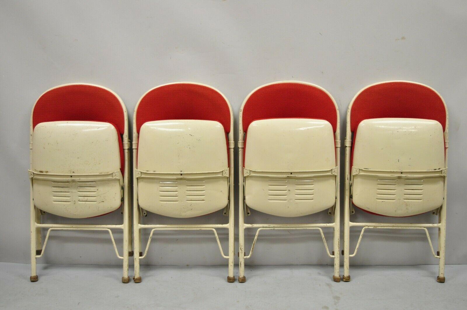 Lot de 4 chaises pliantes, châssis en métal unique, rembourrage rouge d'origine, étiquette d'origine, très bel ensemble vintage, qualité artisanale américaine, style et forme superbes. Vers le milieu du 20e siècle. Dimensions : Ouvert : 31