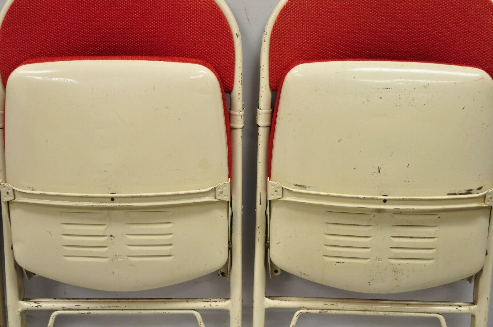 Amerikanische Vintage-Sessel mit Metallrahmen und roten gepolsterten Klappstühlen, 4er-Set (amerikanisch) im Angebot