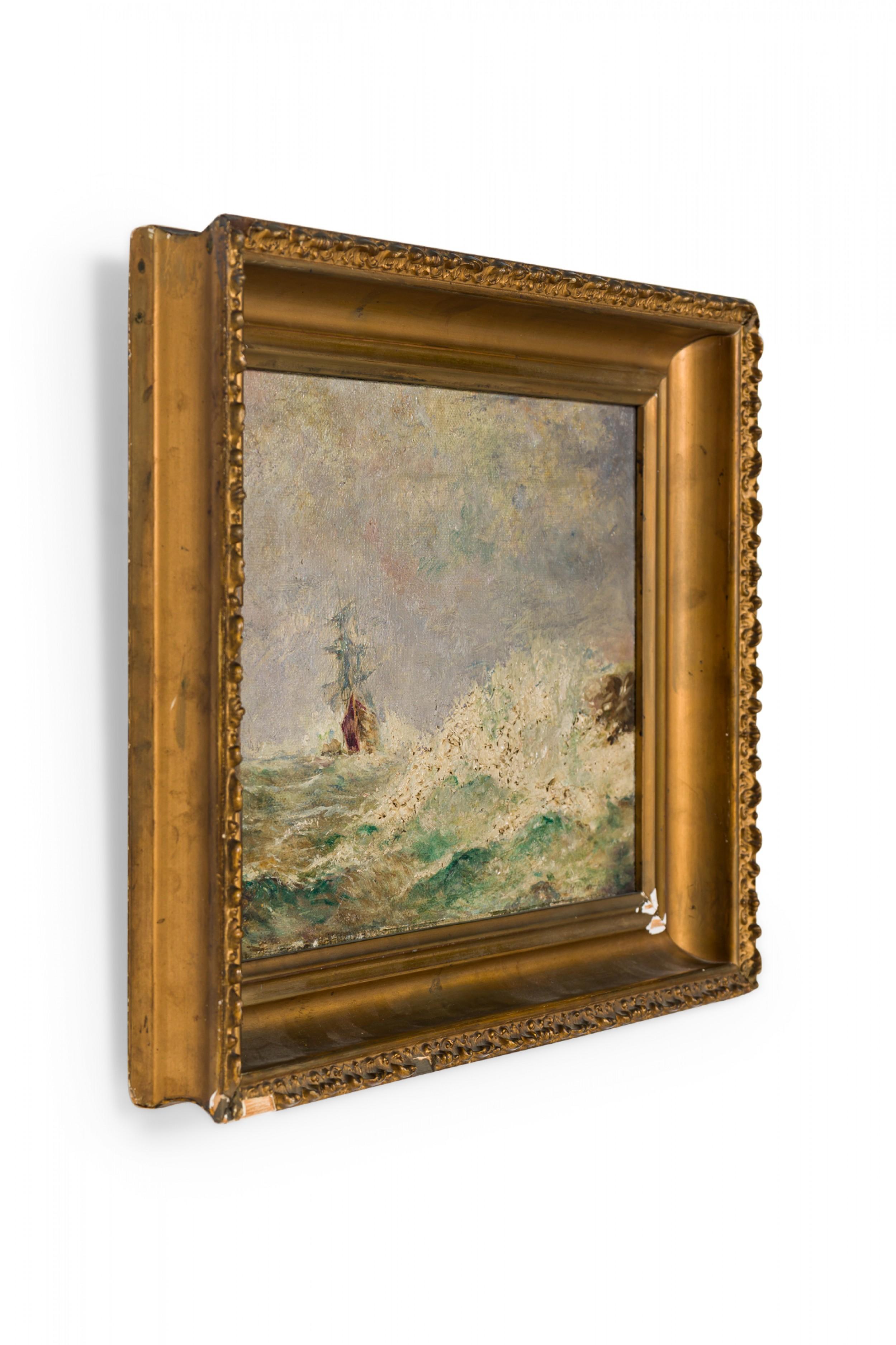 Ancienne peinture à l'huile américaine représentant un naufrage lointain, un rivage rocheux et des vagues déferlantes, peinte sur toile dans un cadre en bois sculpté et doré.

Usure de la finition dorée du cadre.