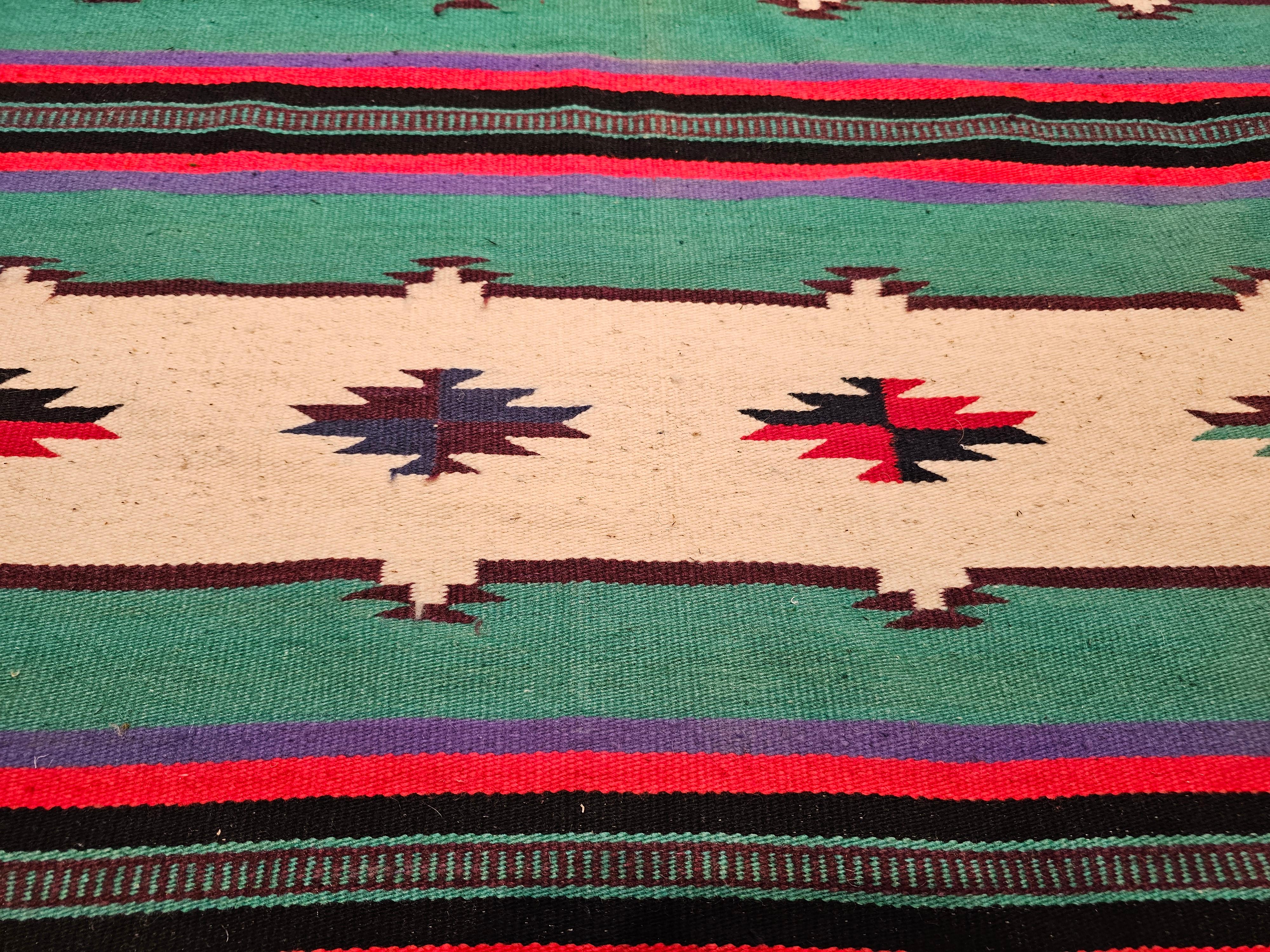 Tissé à la main Rug & Kilim Vintage Américain du Sud-Ouest en Ivoire, Vert, Rouge, Violet, Noir en vente