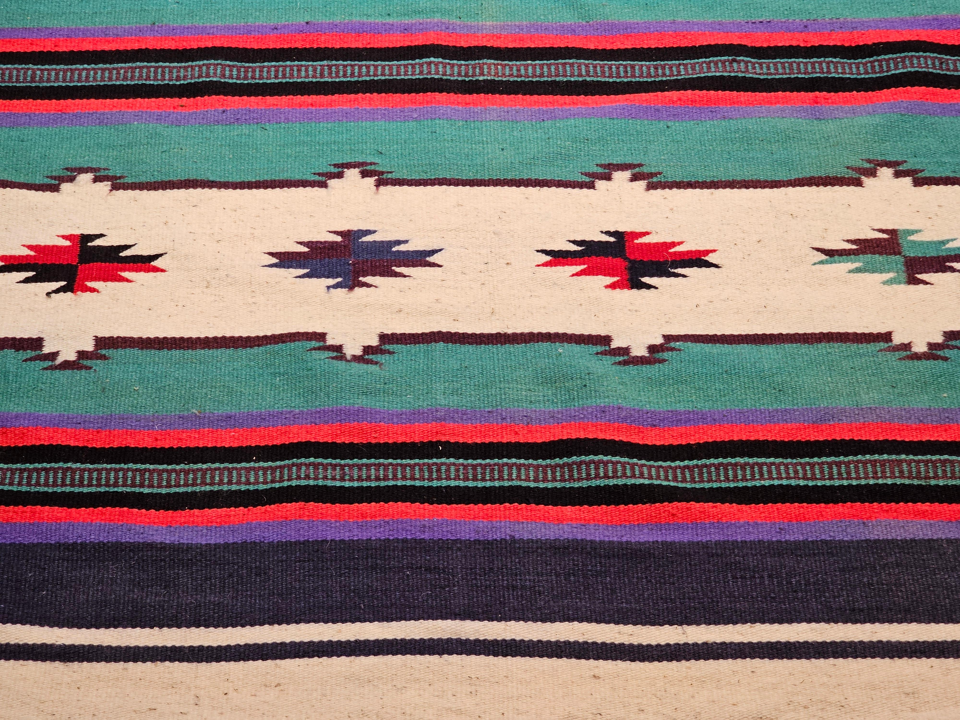 20ième siècle Rug & Kilim Vintage Américain du Sud-Ouest en Ivoire, Vert, Rouge, Violet, Noir en vente
