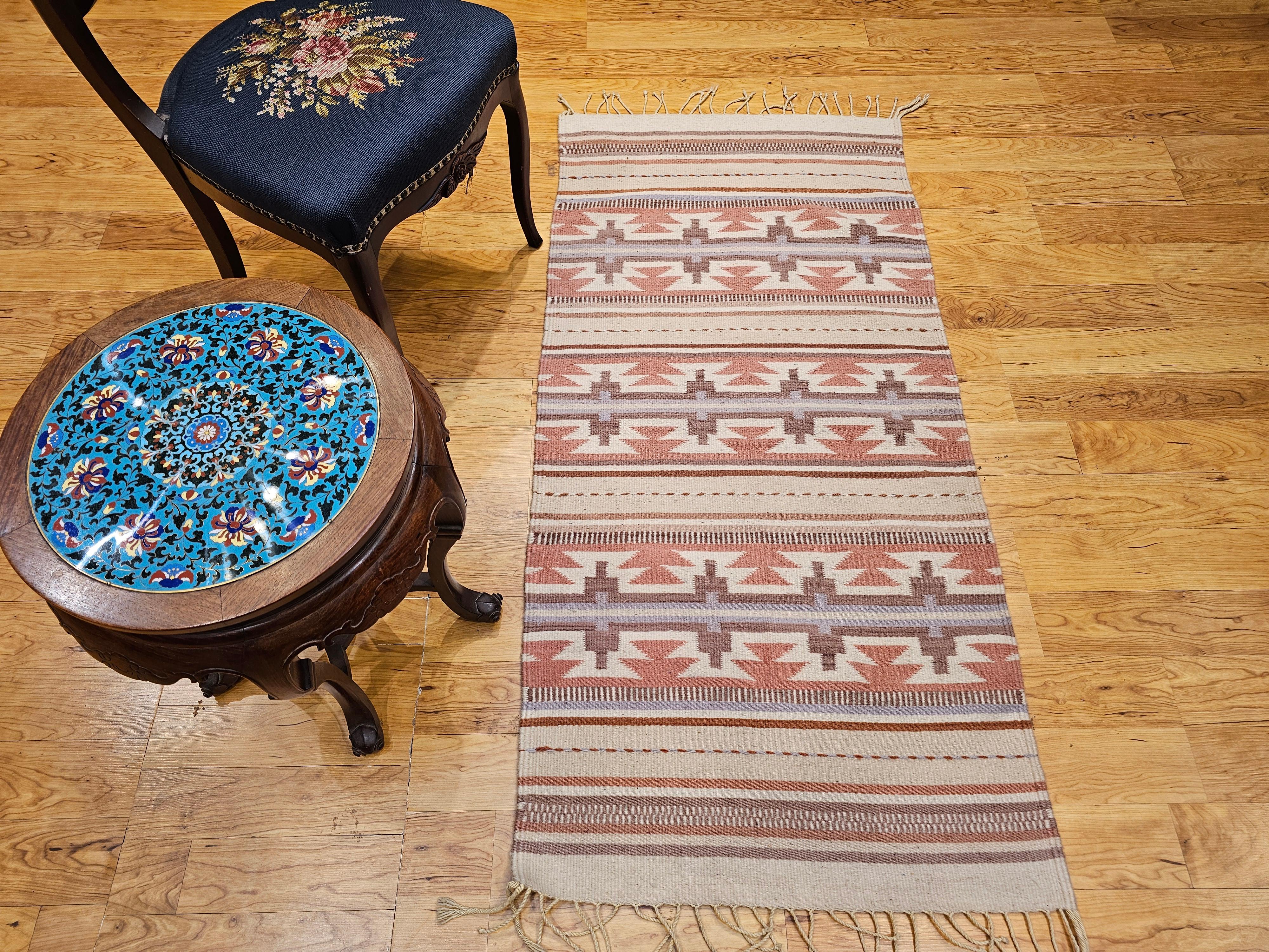 Kilim vintage à tissage plat de style sud-ouest  en gris, ivoire, rose et Brown en vente 3