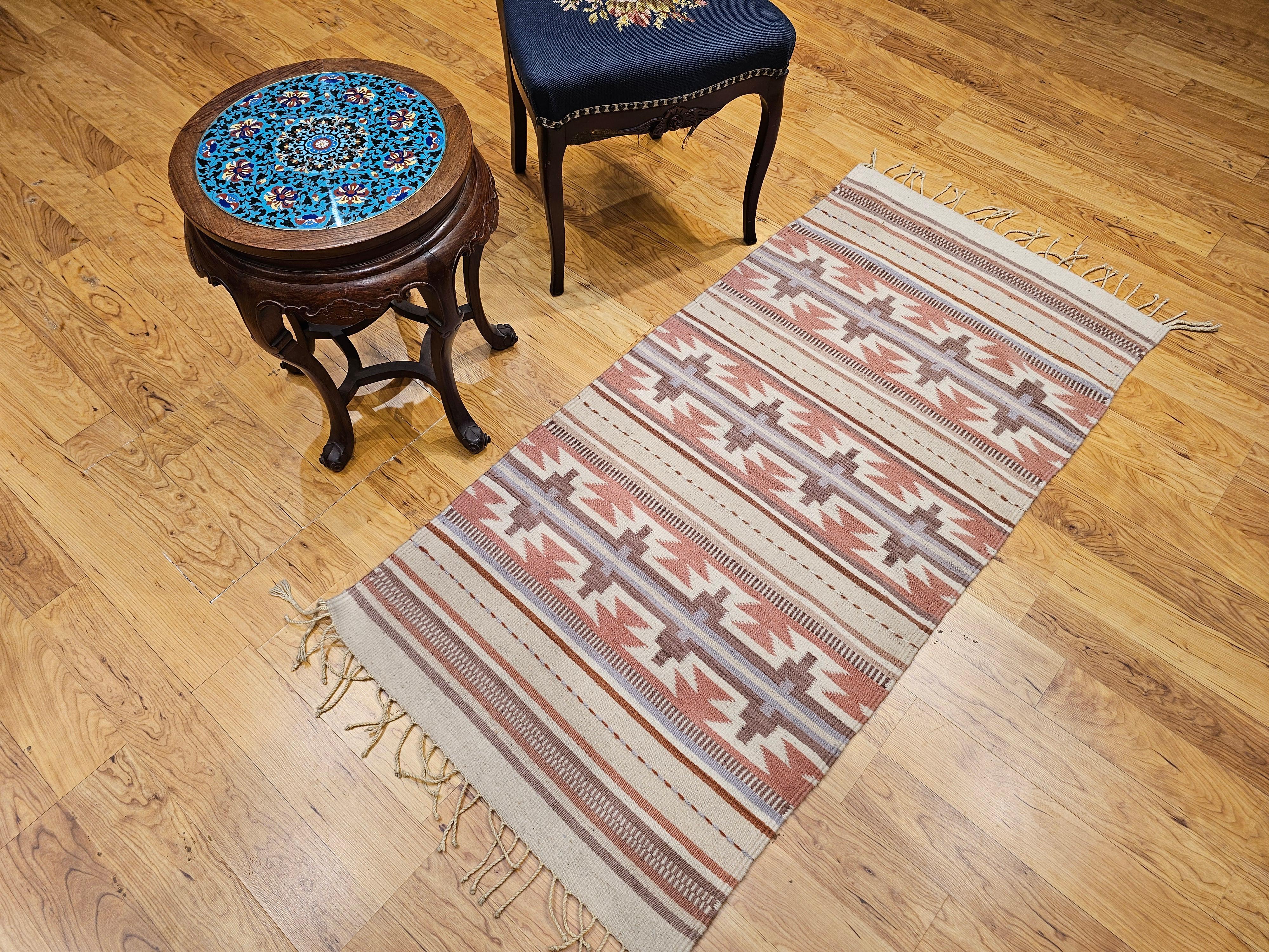 Kilim vintage à tissage plat de style sud-ouest  en gris, ivoire, rose et Brown en vente 4