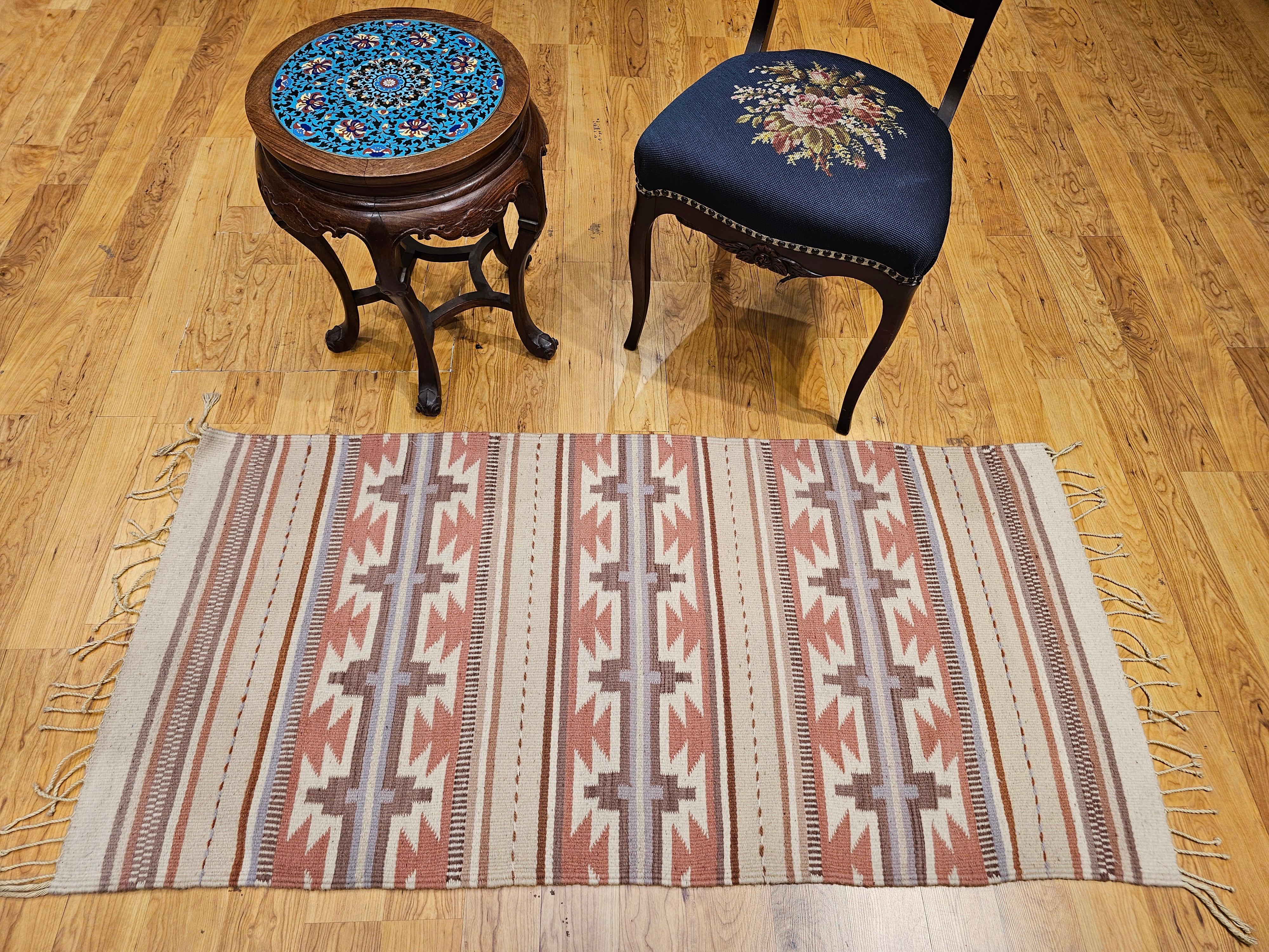 Kilim vintage à tissage plat de style sud-ouest  en gris, ivoire, rose et Brown en vente 5