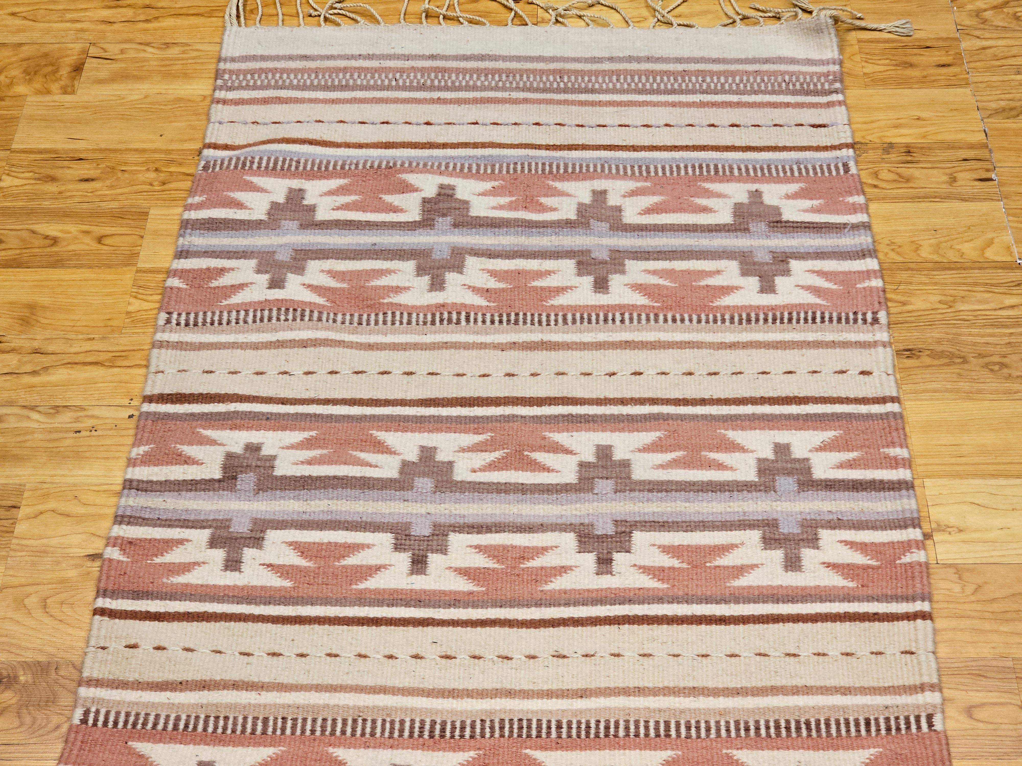Américain Kilim vintage à tissage plat de style sud-ouest  en gris, ivoire, rose et Brown en vente