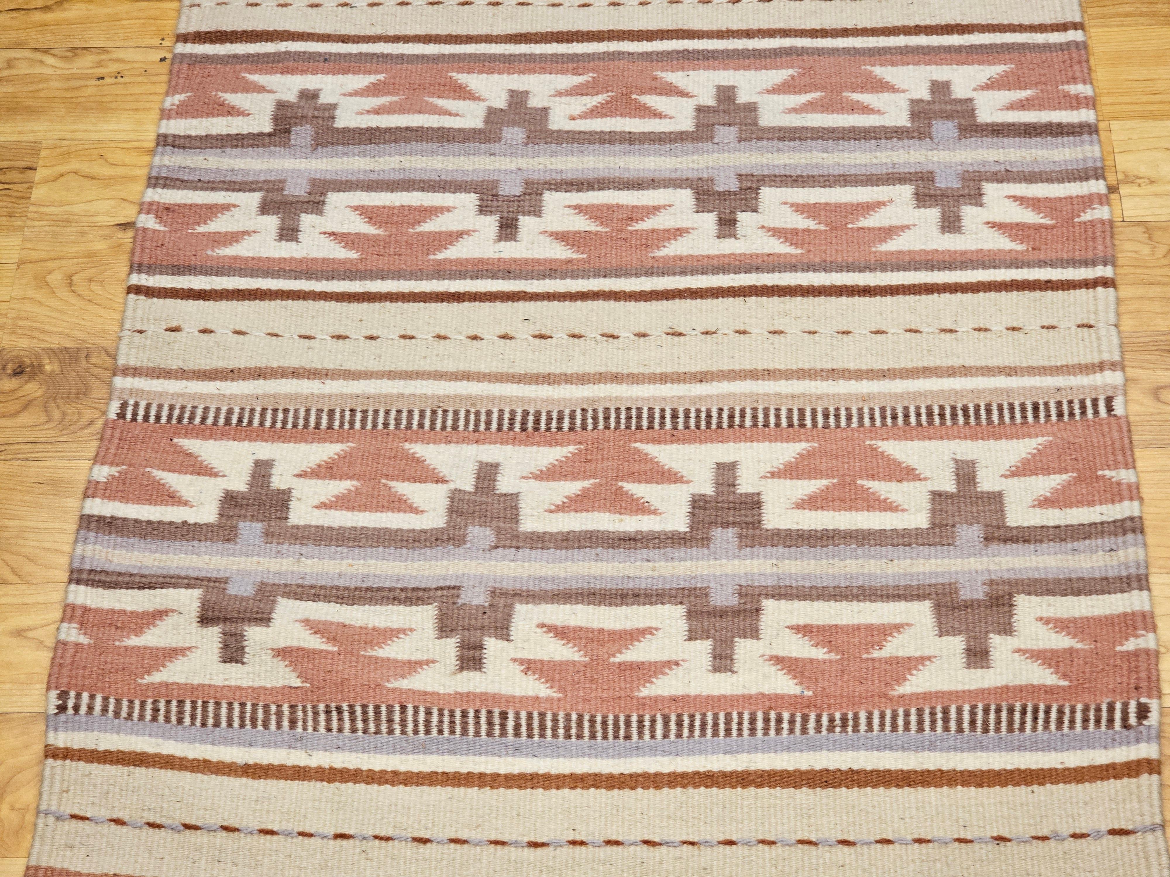 Tissé à la main Kilim vintage à tissage plat de style sud-ouest  en gris, ivoire, rose et Brown en vente