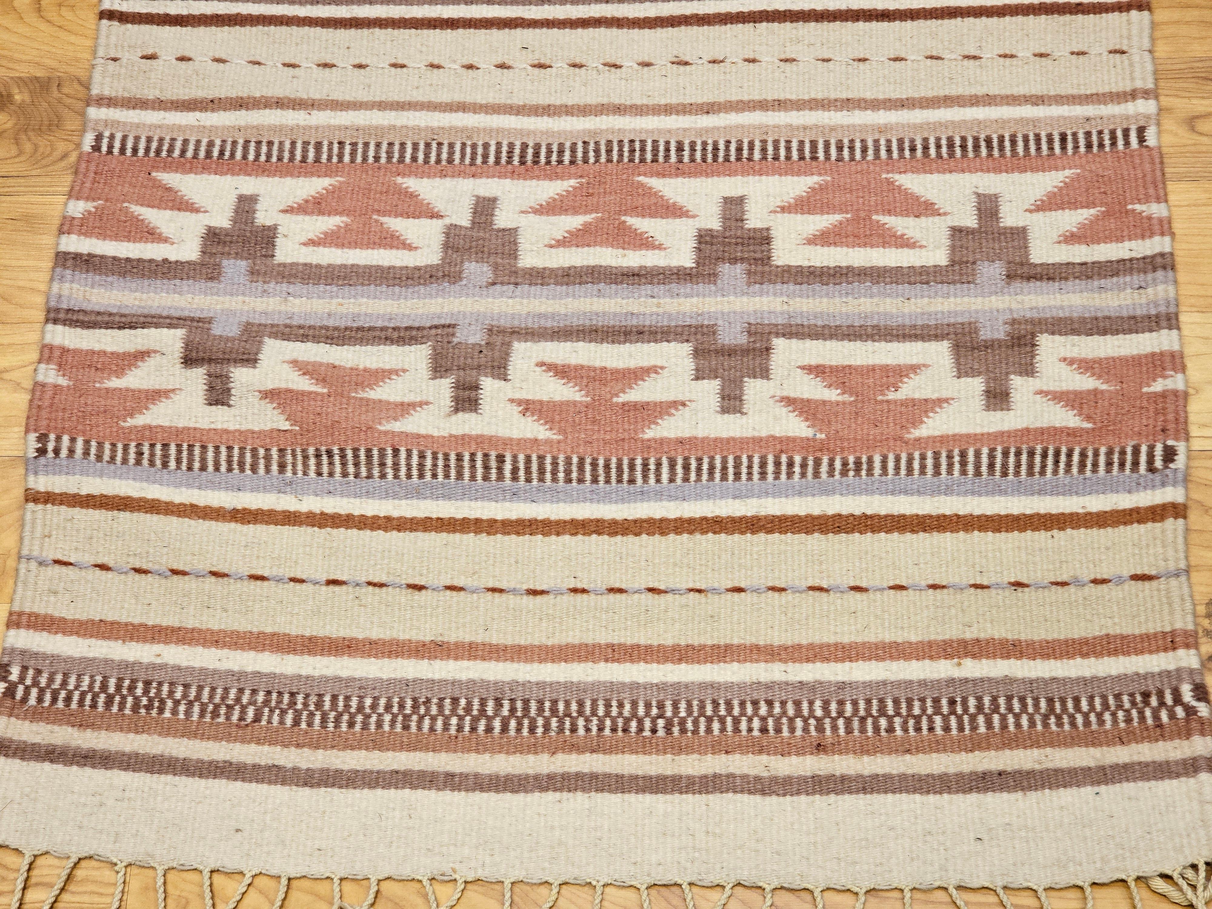 Kilim vintage à tissage plat de style sud-ouest  en gris, ivoire, rose et Brown Bon état - En vente à Barrington, IL