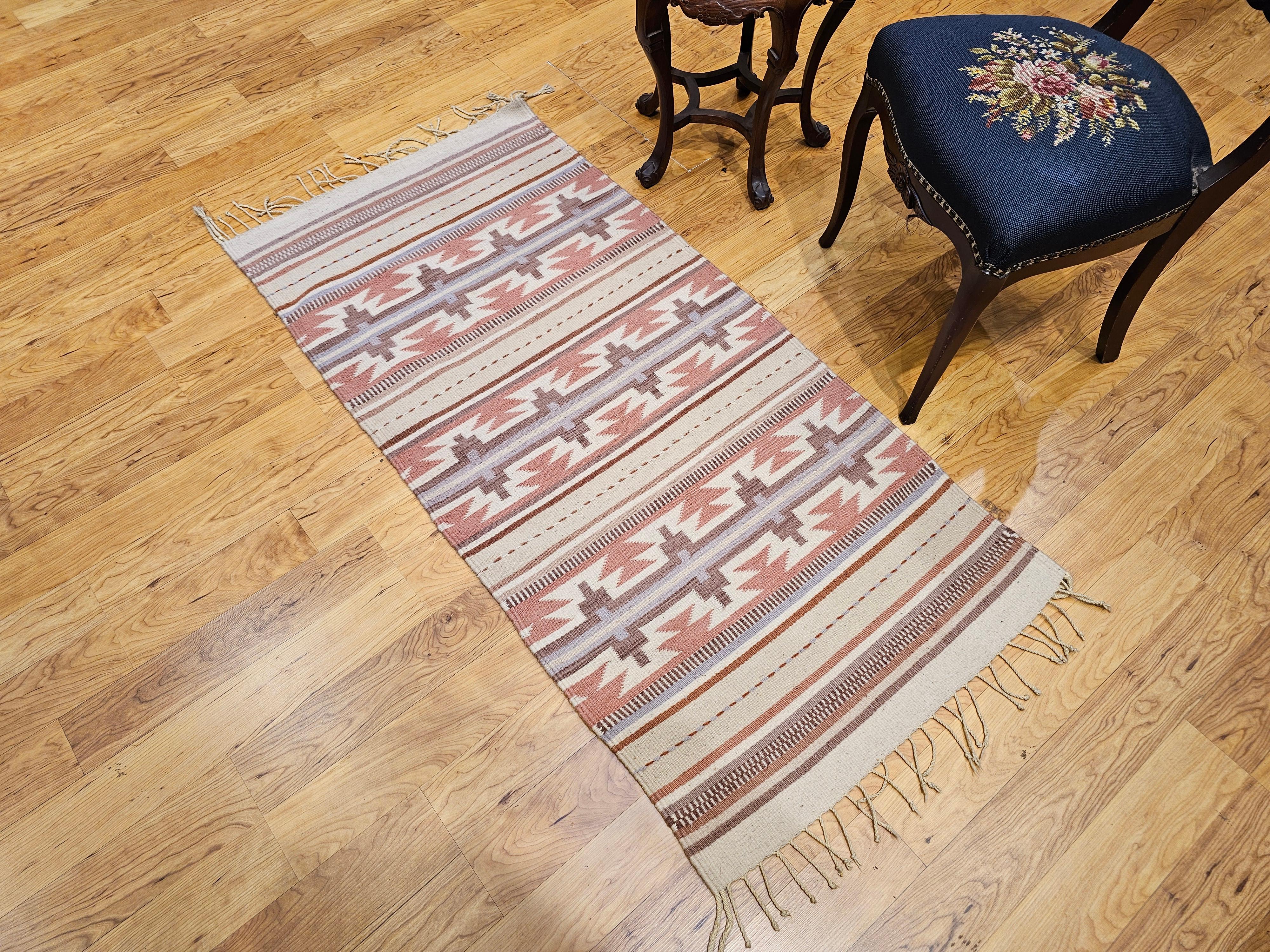 20ième siècle Kilim vintage à tissage plat de style sud-ouest  en gris, ivoire, rose et Brown en vente