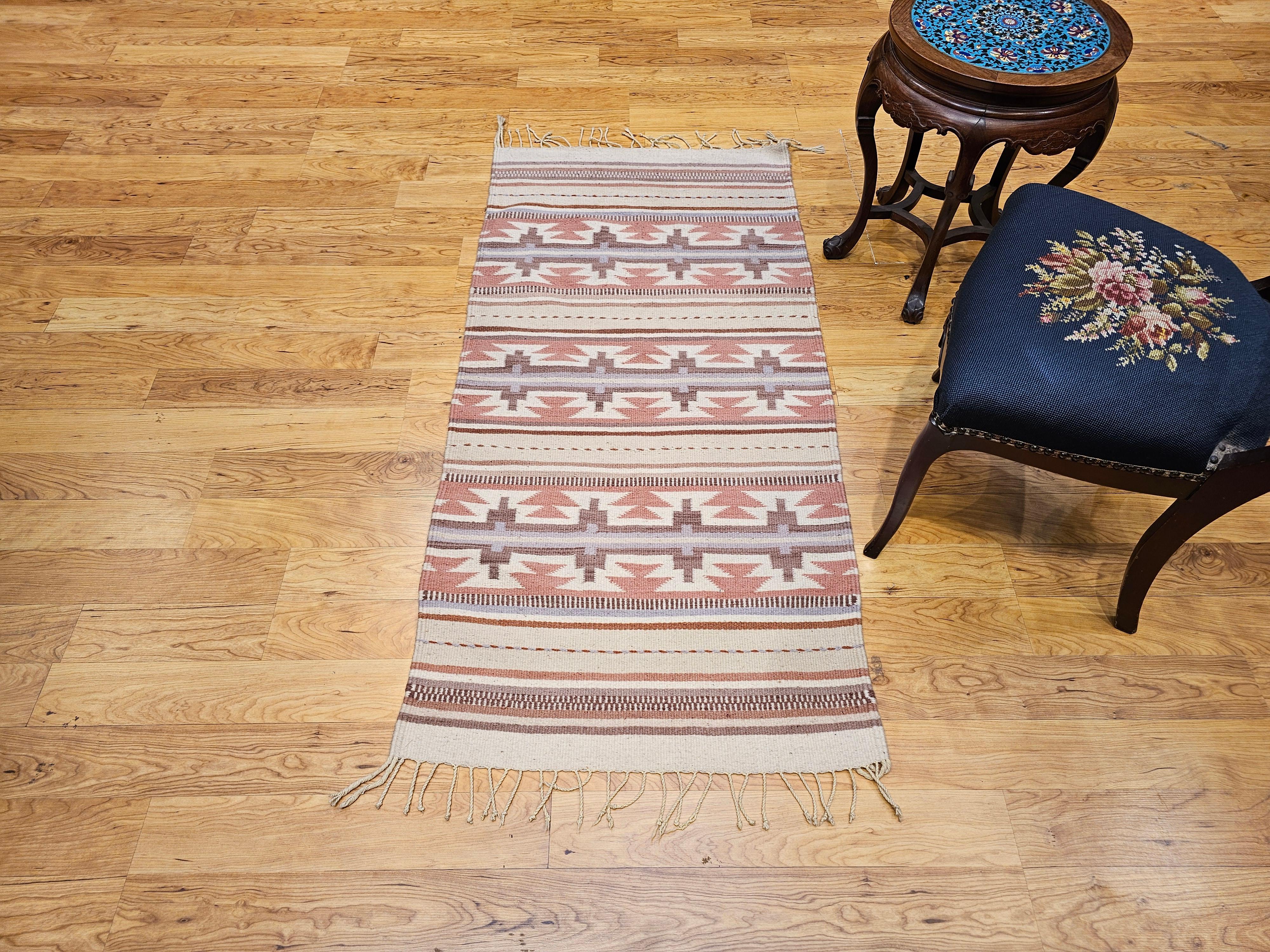 Laine Kilim vintage à tissage plat de style sud-ouest  en gris, ivoire, rose et Brown en vente