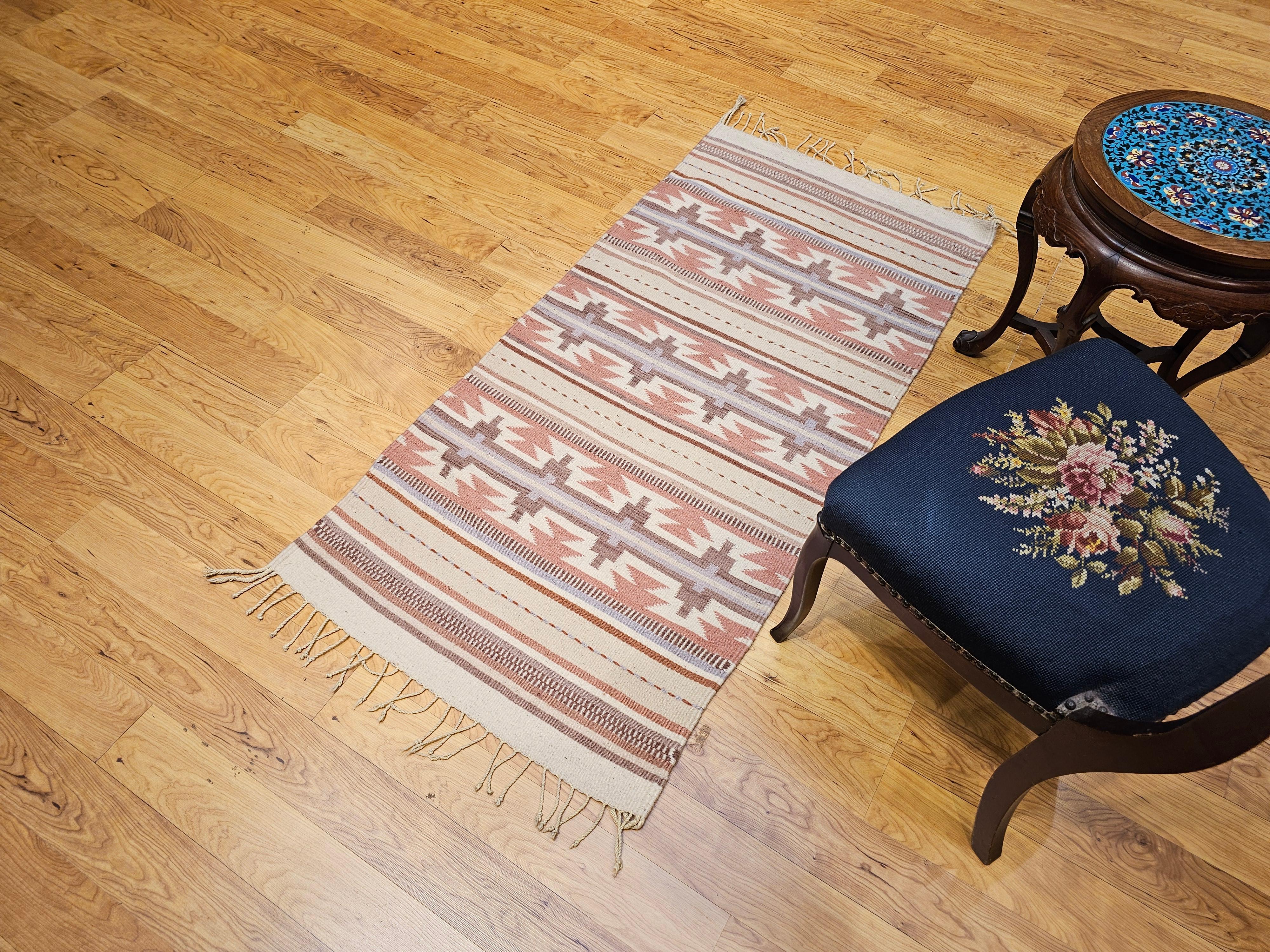 Kilim vintage à tissage plat de style sud-ouest  en gris, ivoire, rose et Brown en vente 1