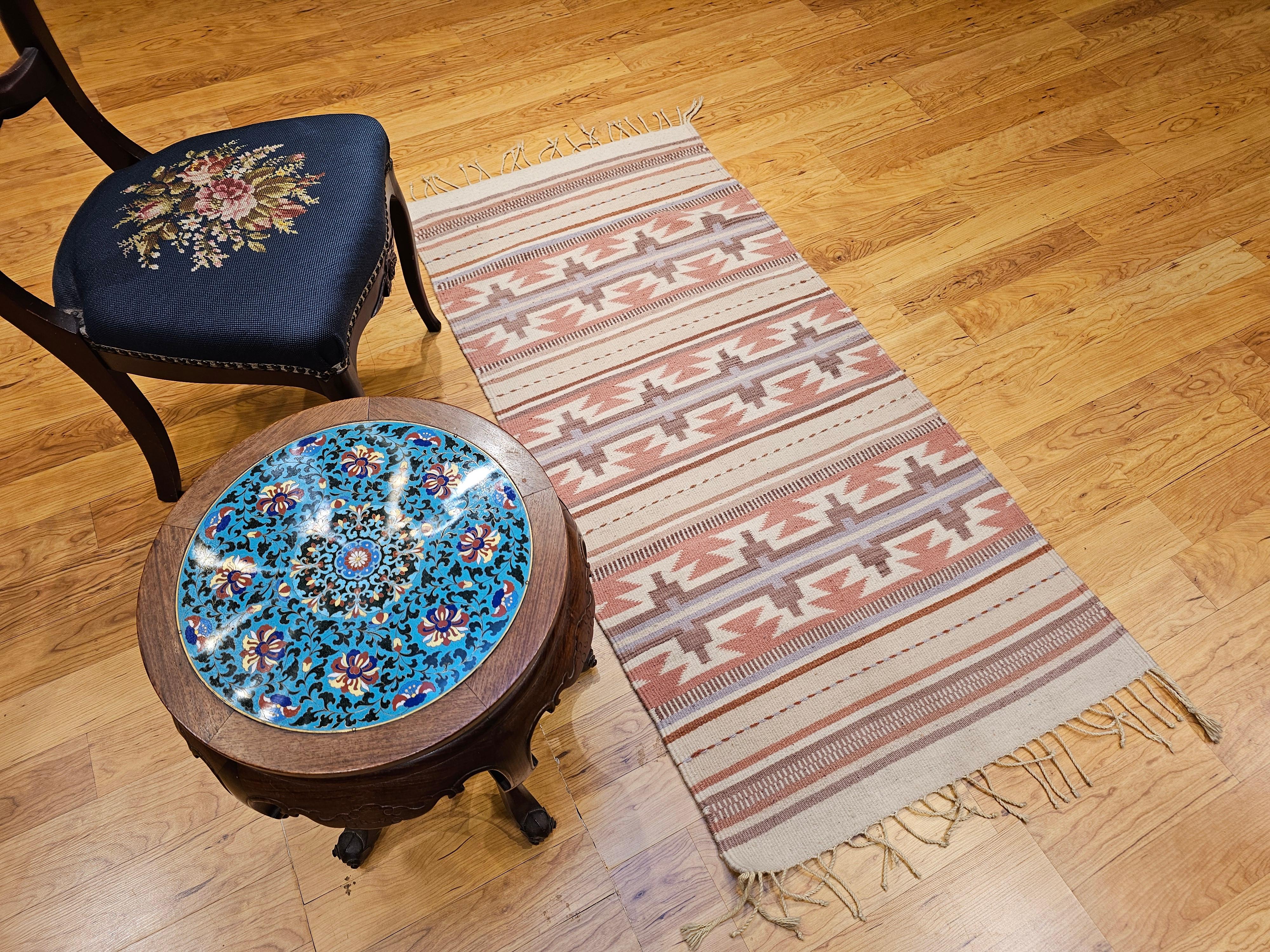 Kilim vintage à tissage plat de style sud-ouest  en gris, ivoire, rose et Brown en vente 2