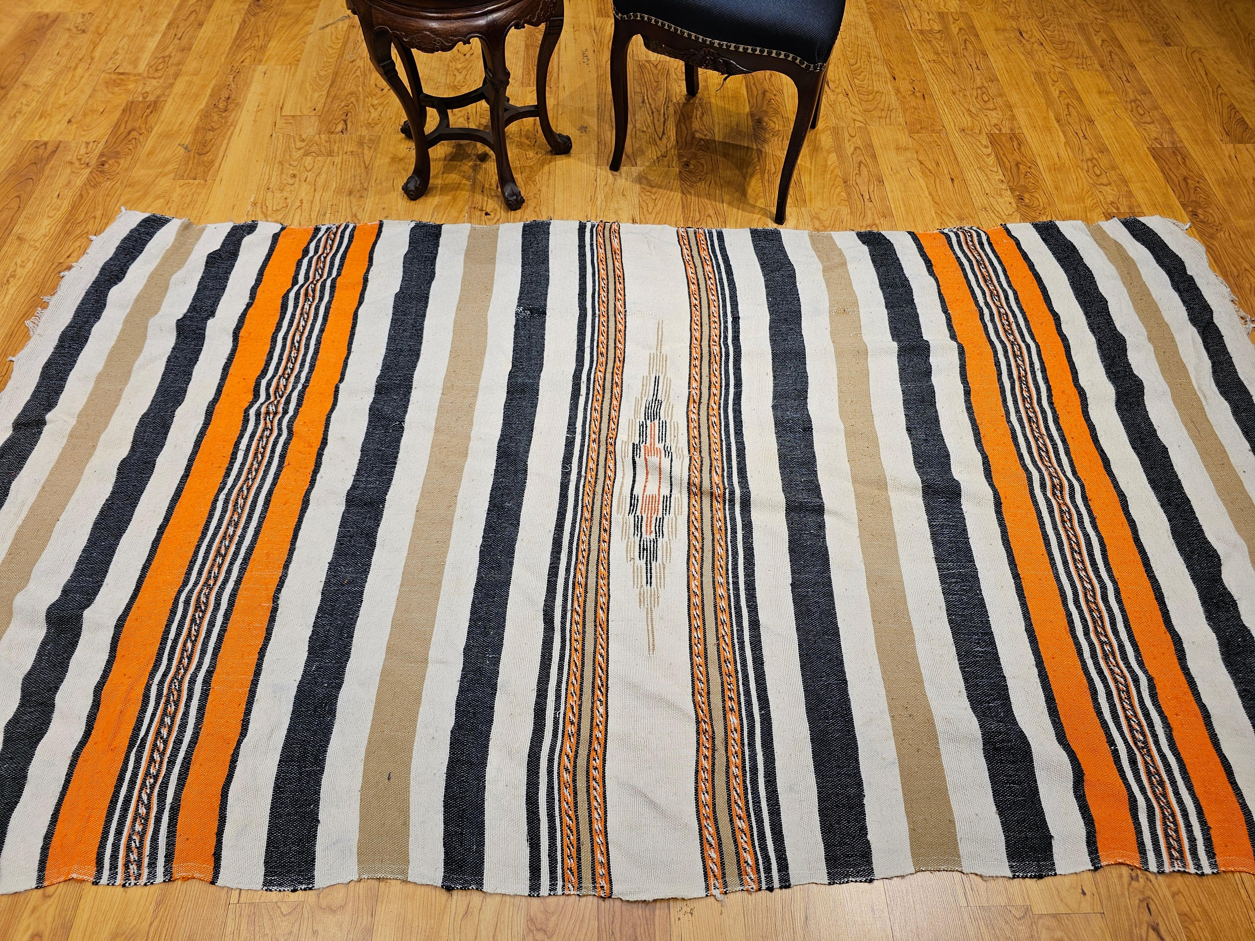 Südwestliche Serape-Deckendecke aus Serape in Elfenbein, Tan, Orange und Schwarz mit Bandmuster im Angebot 10