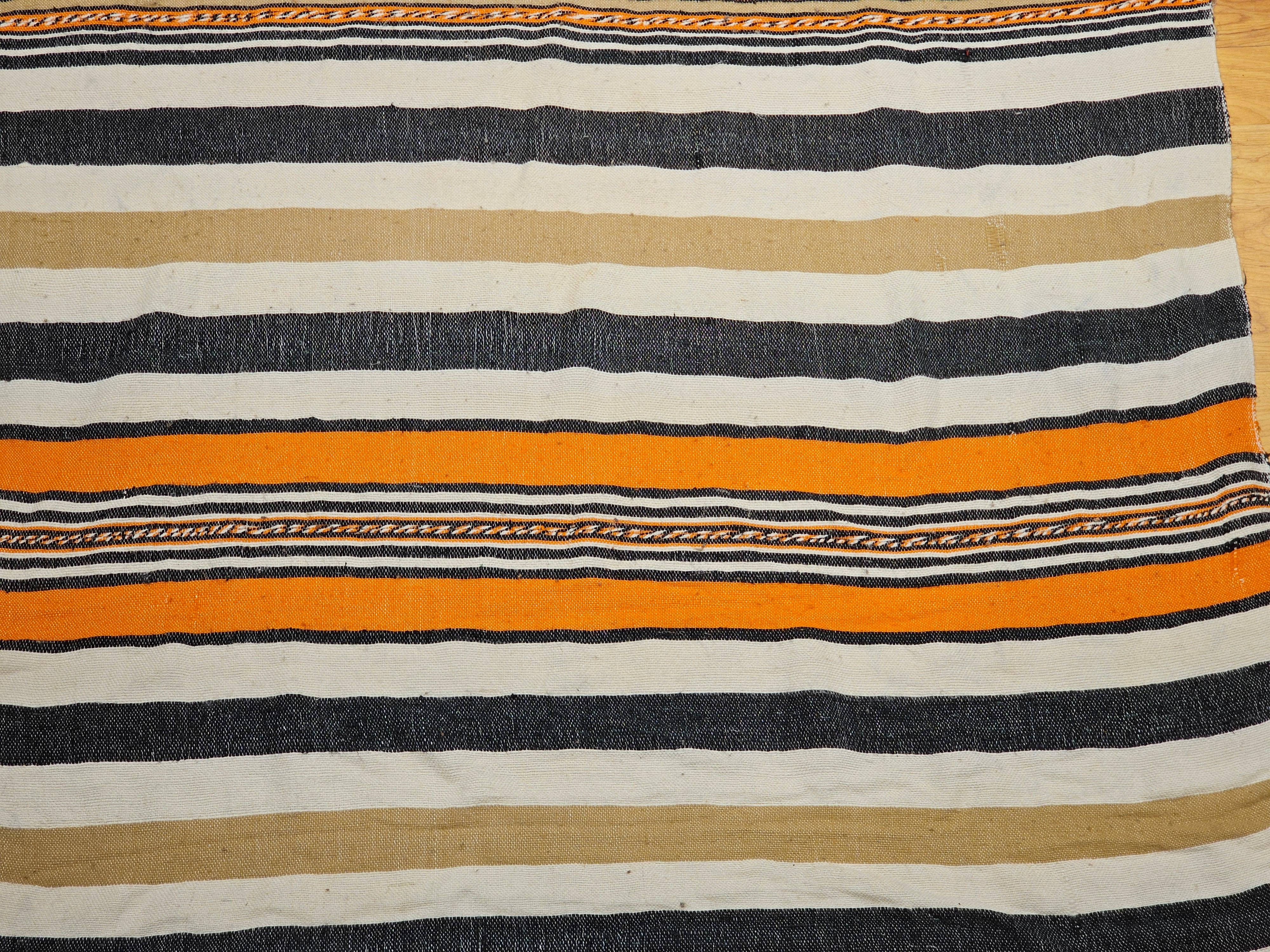 Südwestliche Serape-Deckendecke aus Serape in Elfenbein, Tan, Orange und Schwarz mit Bandmuster (Mexikanisch) im Angebot