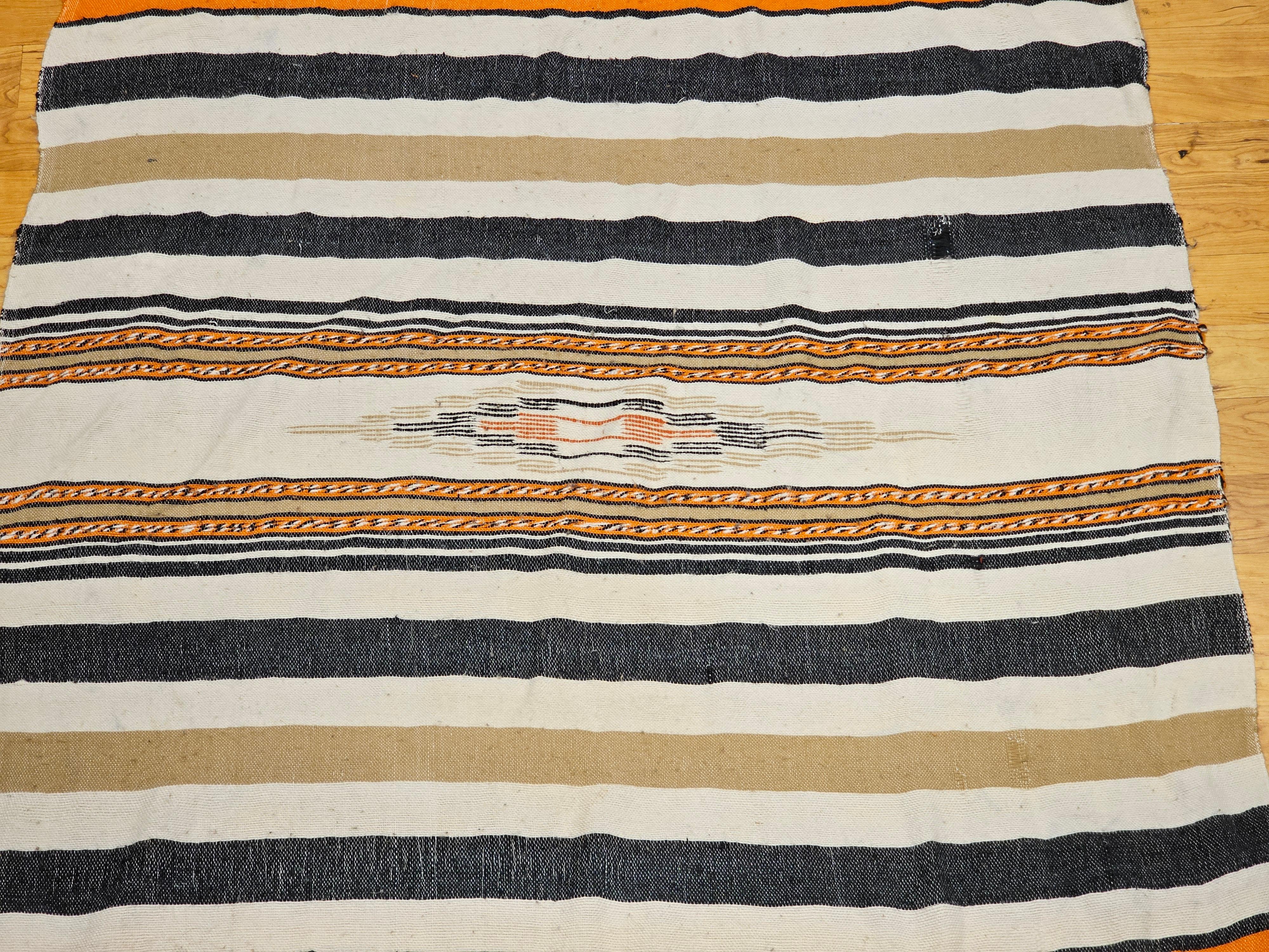 Südwestliche Serape-Deckendecke aus Serape in Elfenbein, Tan, Orange und Schwarz mit Bandmuster (Handgewebt) im Angebot