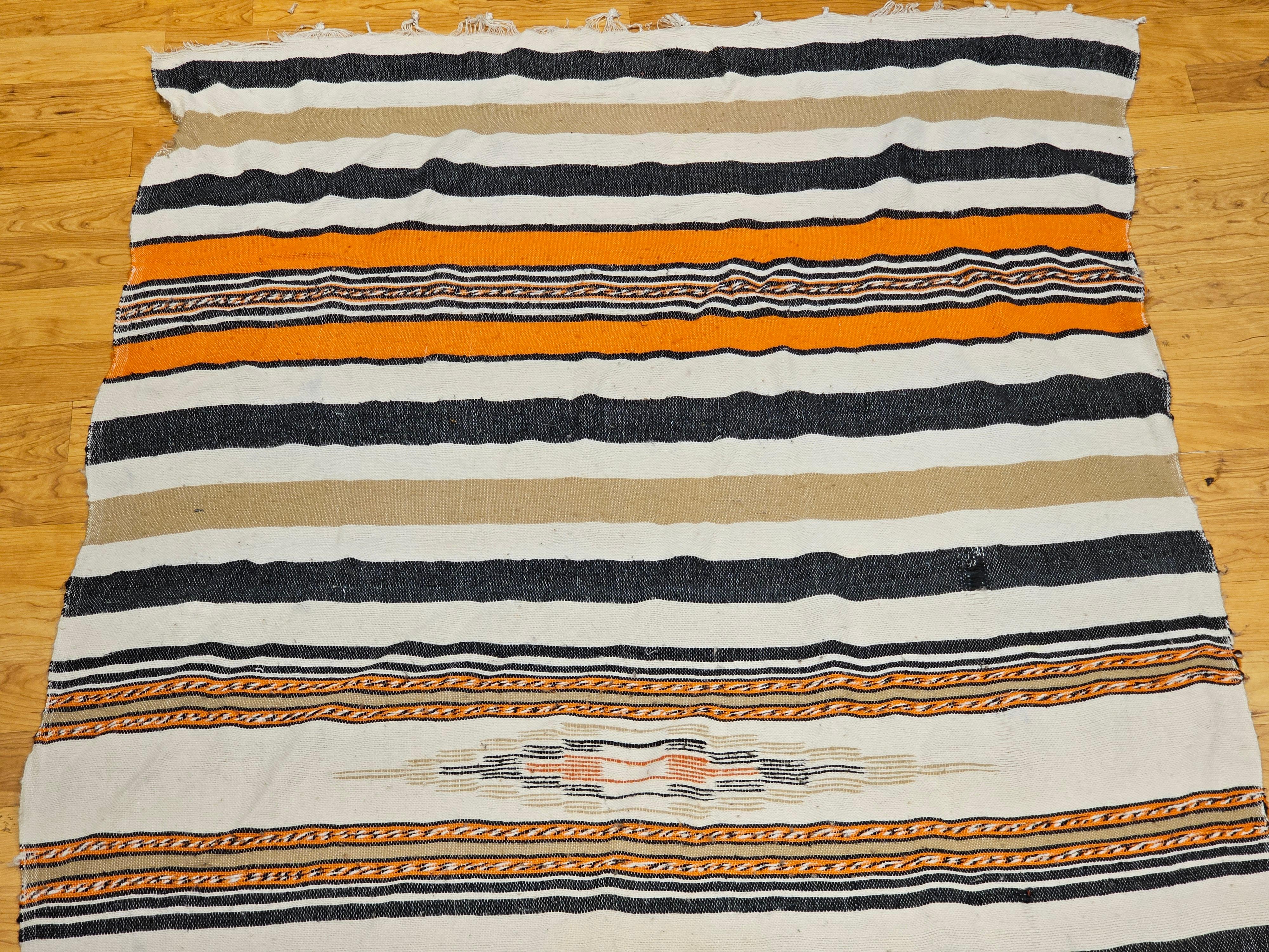 Südwestliche Serape-Deckendecke aus Serape in Elfenbein, Tan, Orange und Schwarz mit Bandmuster im Zustand „Relativ gut“ im Angebot in Barrington, IL