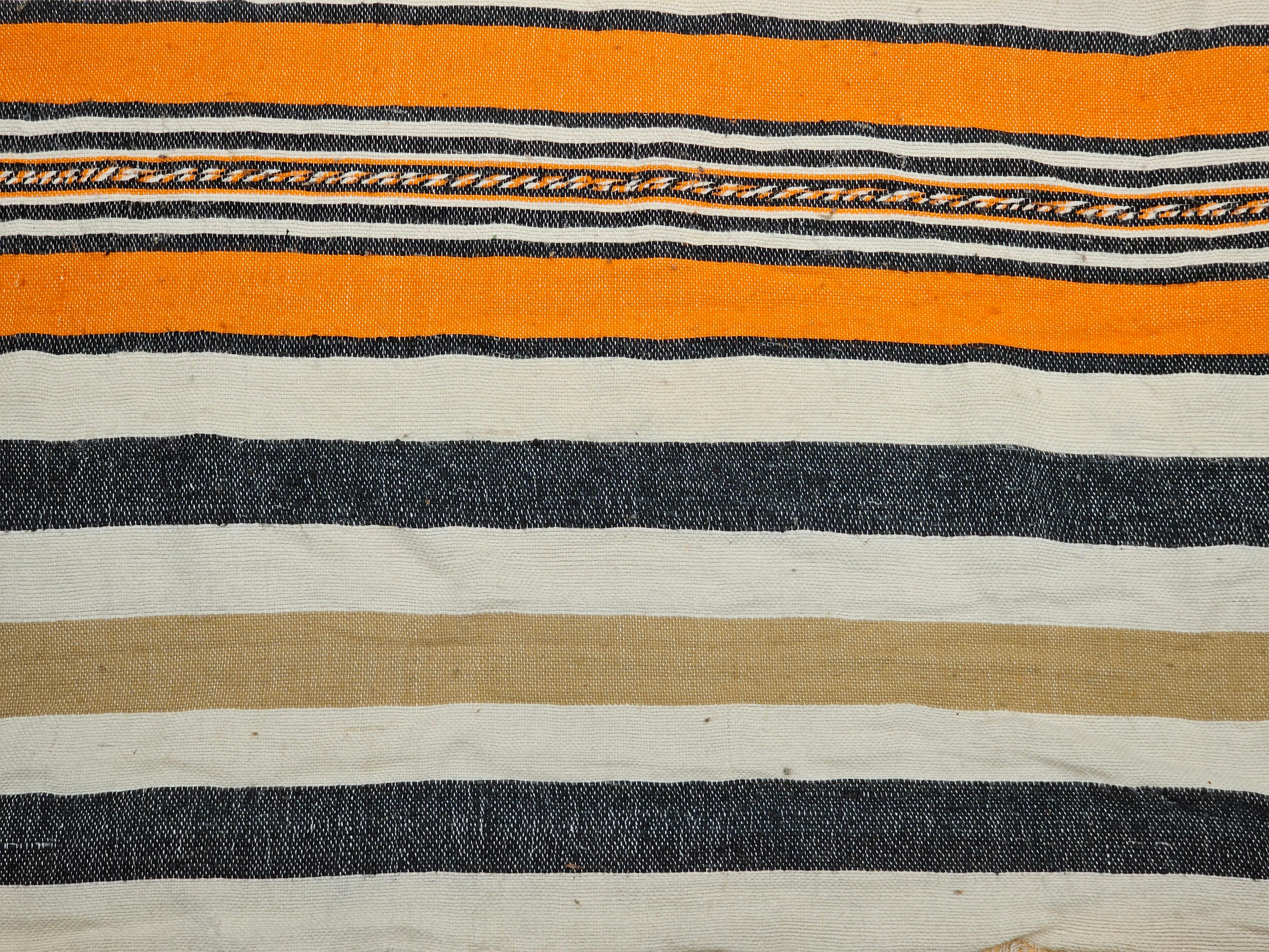 Südwestliche Serape-Deckendecke aus Serape in Elfenbein, Tan, Orange und Schwarz mit Bandmuster (20. Jahrhundert) im Angebot